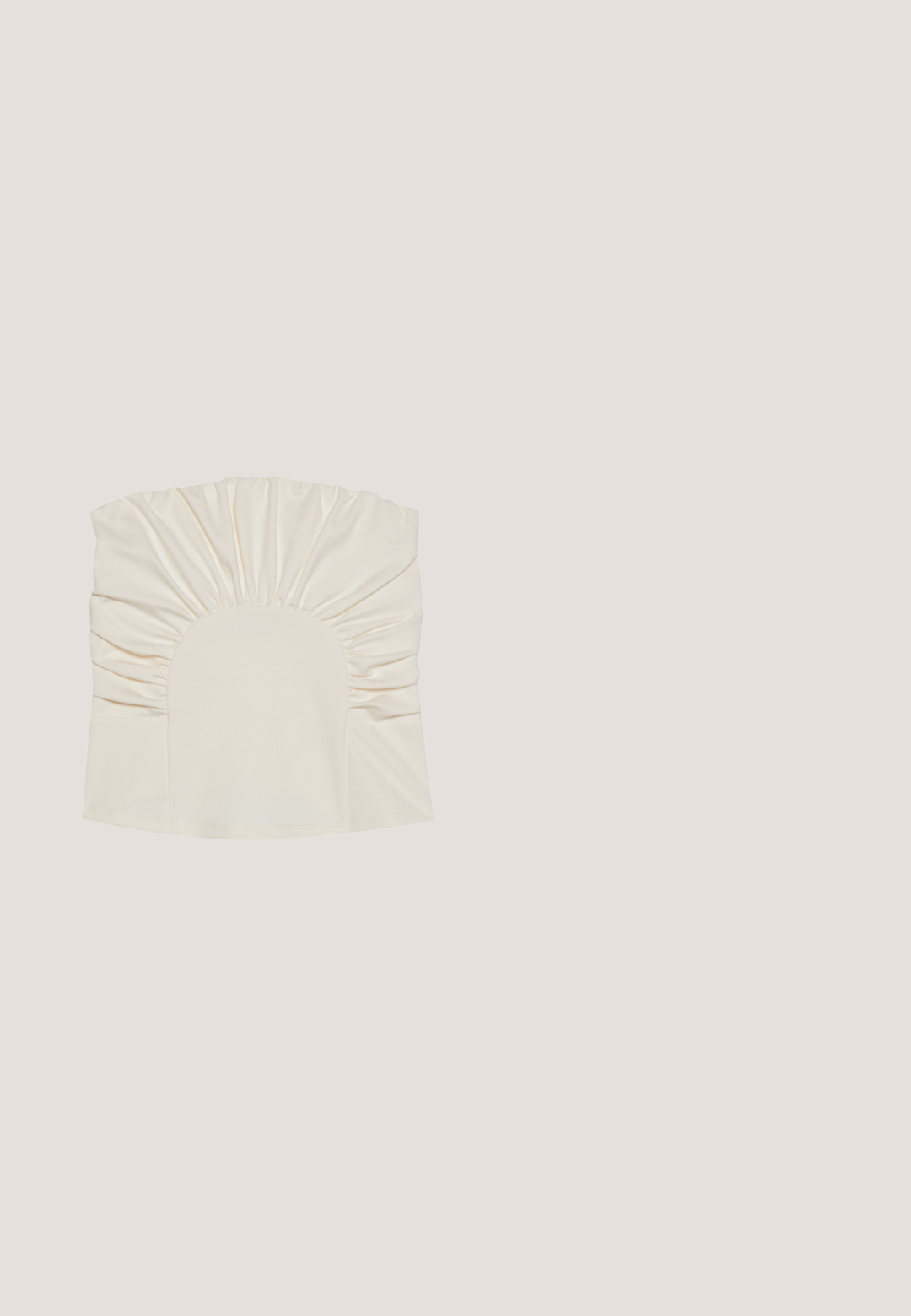 Crème-kleurige top met geplooide stof, met een ronde halslijn en een gladde textuur. Het ontwerp heeft plooien langs de randen.; Bruine suède rok met een voorknoopsluiting, twee zijzakken en zilveren studs langs de zakken en de zoom. Glad textuur.; Beige slingback schoen met een zwarte neus, een vierkante hoge hak en twee bandaccenten, gemaakt van glad materiaal.; Vierkante zonnebril met schildpadmotief, donkere gradientlenzen en slanke pootjes met een klein gouden logo-plaatje.; Witte rechthoekige handtas met een gouden sluiting en een gouden kettingband op een lichte achtergrond.; Gouden metalen schakelarmband met twee glinsterende bedels: een ronde steen en een letter "G" versierd met heldere kristallen. Met clipsluiting.