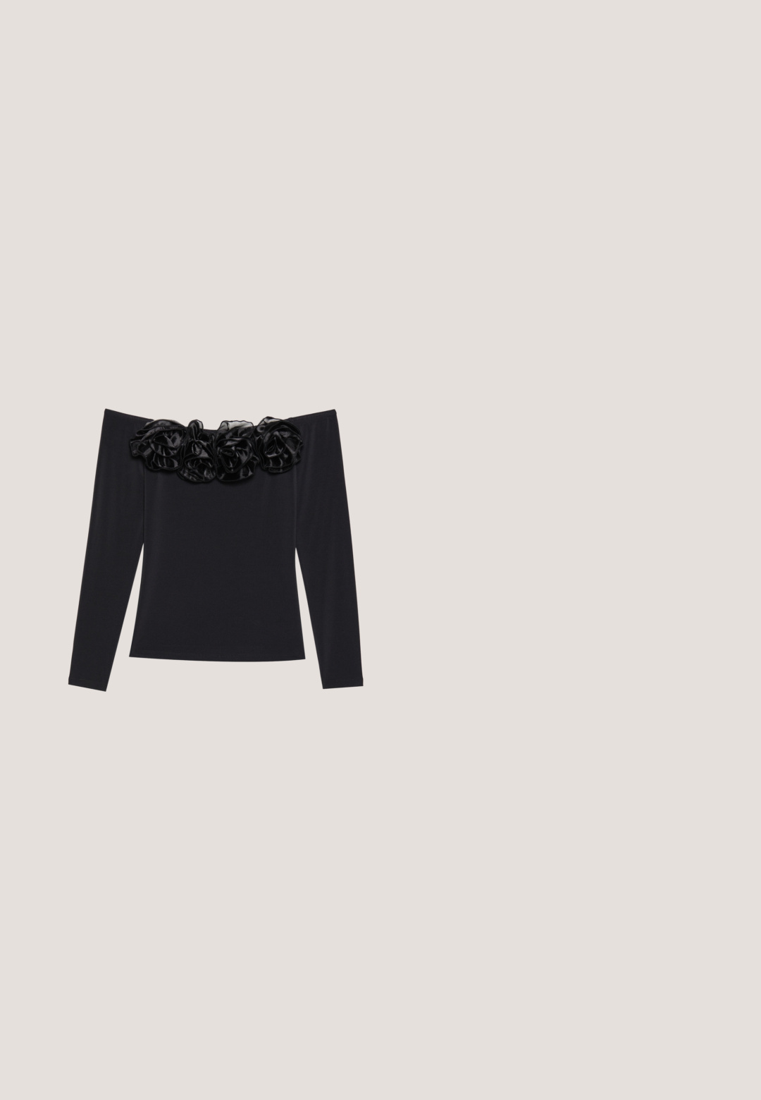 Sort off-shoulder top med lange ærmer, der har en tekstureret blomsterkant i sort velour langs halsudskæringen.; Sorte jeans med vide ben i denimstof. Har høj talje, to forlommer og to knapper i linningen. Buksekanten er foldet.; Mary Jane sko med en leopardmønsteret stofoverdel, sorte lakdetaljer ved tå og hæl, samt en chunky hæl. Justerbar rem inkluderet.; Sorte katteøje-solbriller med mørke linser og en gylden løveemblem på stængerne mod en hvid baggrund.; Brun syntetisk læder håndtaske med to lange stropper. Har et rødt blondetørklæde og en charme fastgjort med guldhardware. Rektangulær form.; Armbånd i guldkæde med fem sammenkædede hjerteformede vedhæng, der er besat med små klare krystaller, lukning med hummerlås.