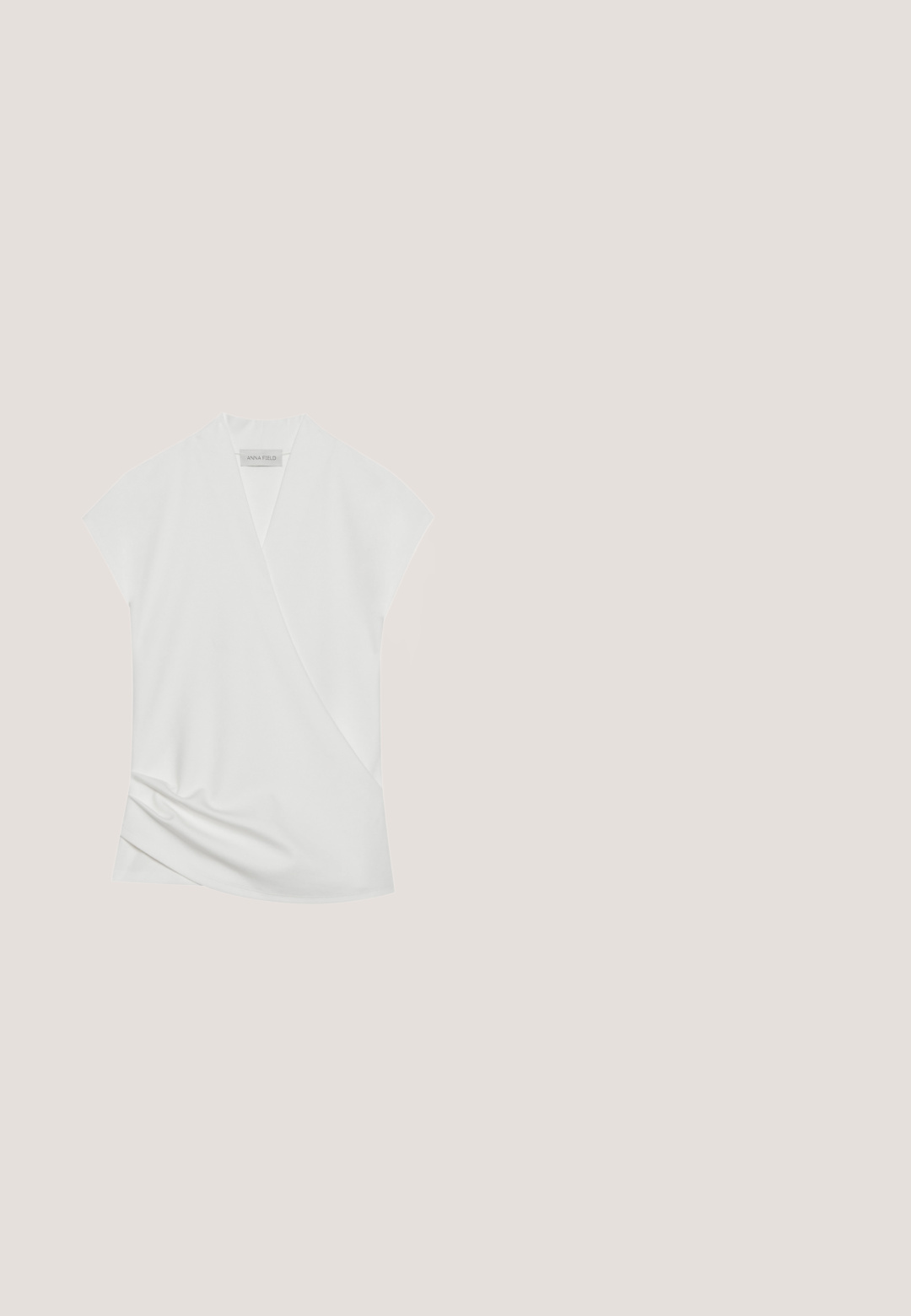 Hvid kortærmet bluse med indviklet design, der har diskret drapering ved kanten og en glat, blød tekstur. Mærket siger "ANNA FIELD."; Sorte skræddersyede bukser med lige ben-design, der har en knaplukning og bæltestropper, lavet af glat stof.; Sort ruskind højhælet pumpe med spids tå, glat overflade og slank stiletthæl. Klassisk design med en elegant silhouette.; Sorte cat-eye solbriller med mat finish, der har grå tonede linser, skarpe vinkler og slanke sidearme. Mærkenavnet er synligt på den indre arm.; Sort læderhåndtaske med en buet form, struktureret overflade, forreste syninger og et logo i guldfarve. Har en enkelt justerbar rem.; Guld-tone hoop øreringe med en glat, poleret overflade. Har en halvcirkelform og en sikker stiftlukning.