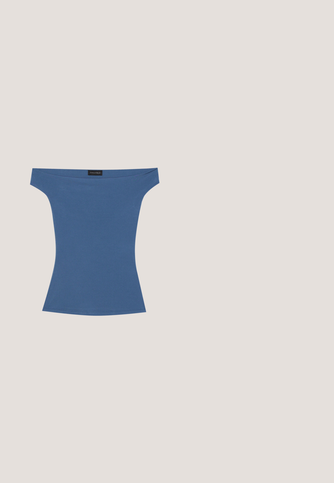 Off-the-shoulder top van zachtblauwe stof, aansluitend ontwerp met korte mouwen en een gladde textuur. Etiket zichtbaar bij de halslijn.; Donkerblauwe uitlopende jeans met een middelhoge taille, vijf zakken en subtiele stiksels. Gemaakt van denim met een gladde textuur.; Beige suède platte schoen met twee witte leren strepen aan de zijkant, een bruine zool en een trekkoordsluiting bovenop.; Heldere plastic vierkante monturen met doorzichtige glazen, gekenmerkt door gouden accenten op de slapen voor extra detail.; Bruine suède handtas met een gebogen, halve maanvorm. Voorzien van een schouderriem, een klein label en zichtbare stiksels langs de randen.; Bruine leren riem met een glanzende gouden gesp en twee leren lussen. Gladde textuur, plat ontwerp en afgeronde uiteinden.