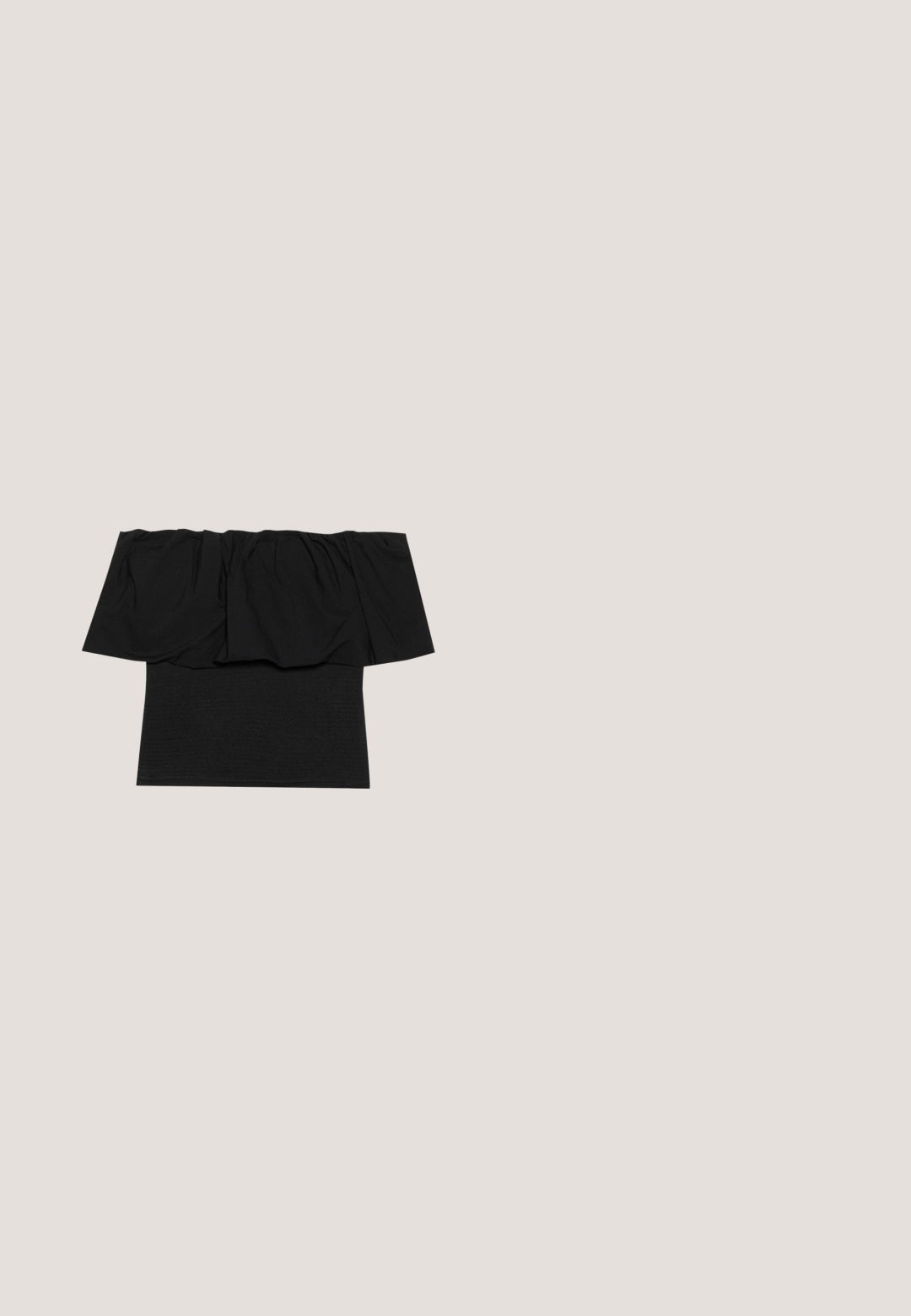 Sort off-shoulder top med foldet stof ved halsudskæringen, en tætsiddende tekstur ved kroppen og korte ærmer. Blødt, glat materiale.; Sorte højtaljede skræddersyede bukser med brede ben, bæltestropper og frontpliser mod en hvid baggrund.; Sorte patenterede lædersædler med spidse tæer, slank høj hæl og dobbelt elastisk rem for sikker pasform. Glat, skinnende overflade.; Brune skildpadde-rektangulære briller med klare linser og slanke arme, der viser en glat tekstur og minimalistisk design.; Sort læder håndtaske med to langstrakte håndtag, lynlåslukning og afrundet form; glat tekstur med en subtil blank finish.; Øreringe i guldfarve med dråbeform og tre uregelmæssige, glatte, afrundede segmenter stablet lodret på en enkelt lys baggrund.