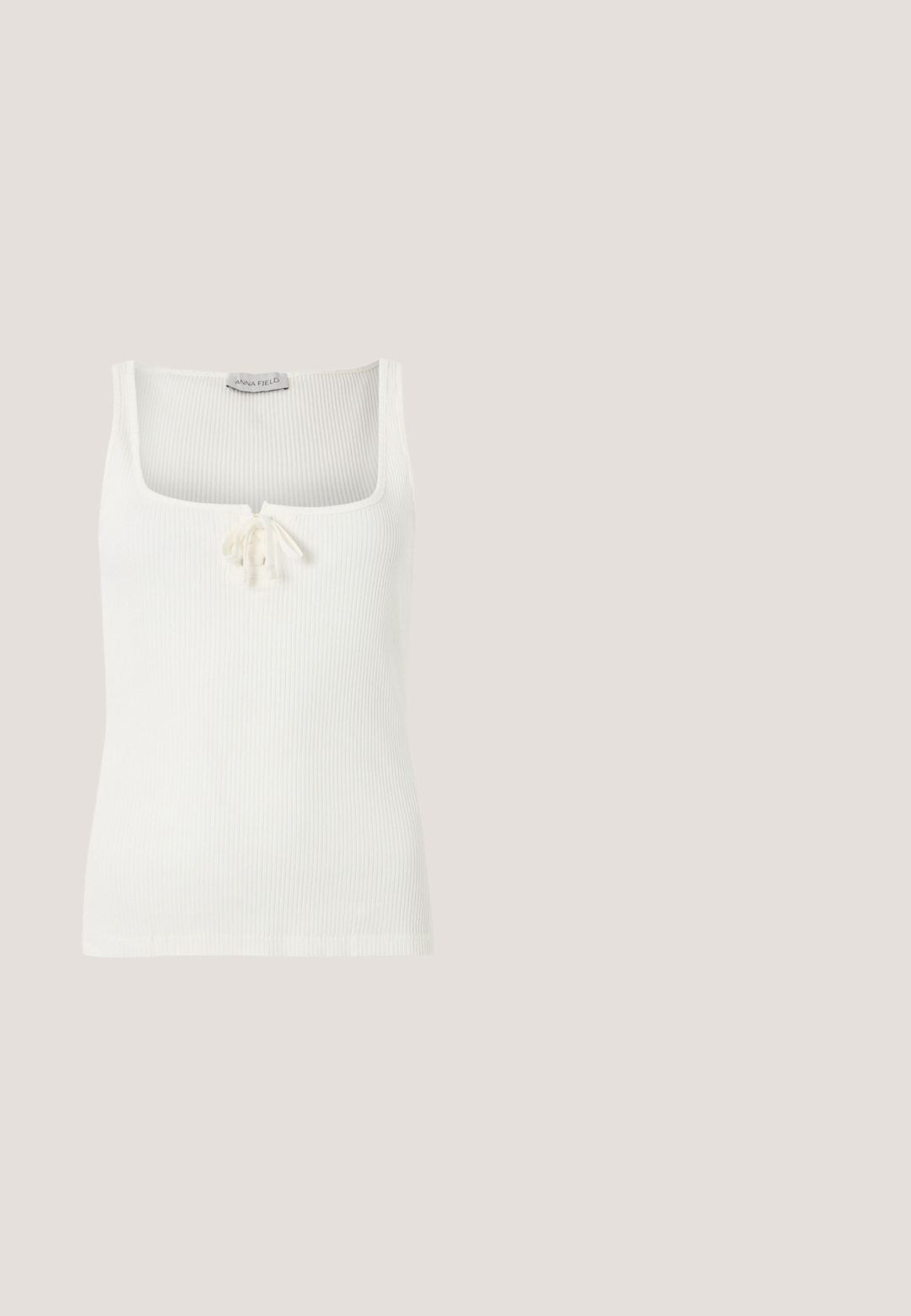 Débardeur blanc côtelé sans manches avec un décolleté carré et un petit nœud noué au centre devant.; Pantalons larges fuchsia à taille haute, avec des plis sur le devant et une fermeture à un bouton noir. Texture lisse et design ajusté.; Sandales en cuir marron avec une seule bride avant et une bride à la cheville, dotées d'une boucle en or et d'une semelle plateforme enveloppée de jute.; Lunettes de soleil en écaille de tortue marron avec une forme vintage de lunettes cat-eye et des verres marron. Présente des branches courbées avec des accents rouges.; Carré de tissu crème avec des motifs floraux rouges le long des bords et de petites fleurs éparpillées au centre.; Sac bandoulière en daim marron avec garniture en cuir, fermeture à rabat et un pompon décoratif. Présente un design simple et une sangle réglable.