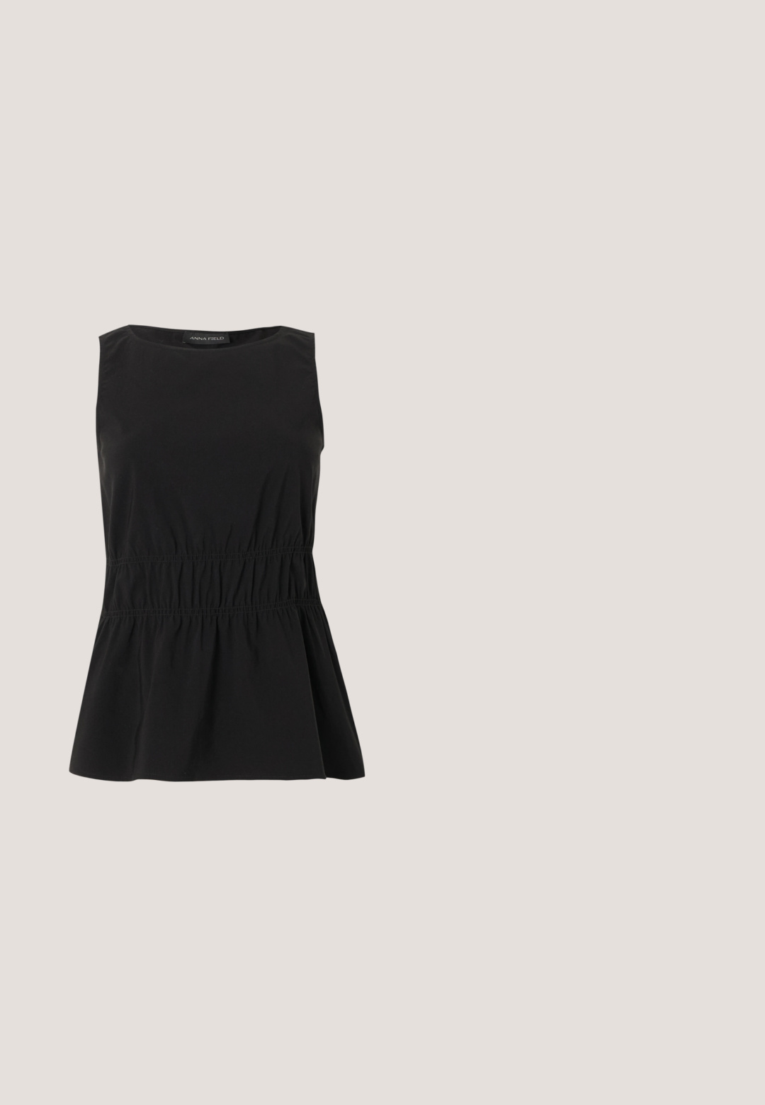 Top negro sin mangas con escote redondo y cintura elástica fruncida que crea un dobladillo ligeramente acampanado, de la marca Anna Field.; Pantalones vaqueros de mezclilla azul oscura de pierna ancha con cintura elevada, con cierre de botón, trabillas para el cinturón y bolsillos delanteros y traseros. Textura suave.; Zapato de tacón alto de charol blanco con punta afilada y superficie lisa, que presenta un tacón esbelto y un corte bajo alrededor de la abertura.; Gafas de sol negras con lentes en degradado púrpura. Forma de ojo de gato, con finos acentos metálicos en tono dorado en las varillas. Acabado de plástico suave.; Pendientes de aro dorados con grandes colgantes texturizados en forma de flor, expuestos sobre un fondo blanco liso.; Cinturón de cuero negro con una hebilla de metal dorado, textura plana y un solo lazo; presenta un acabado suave y un diseño minimalista.