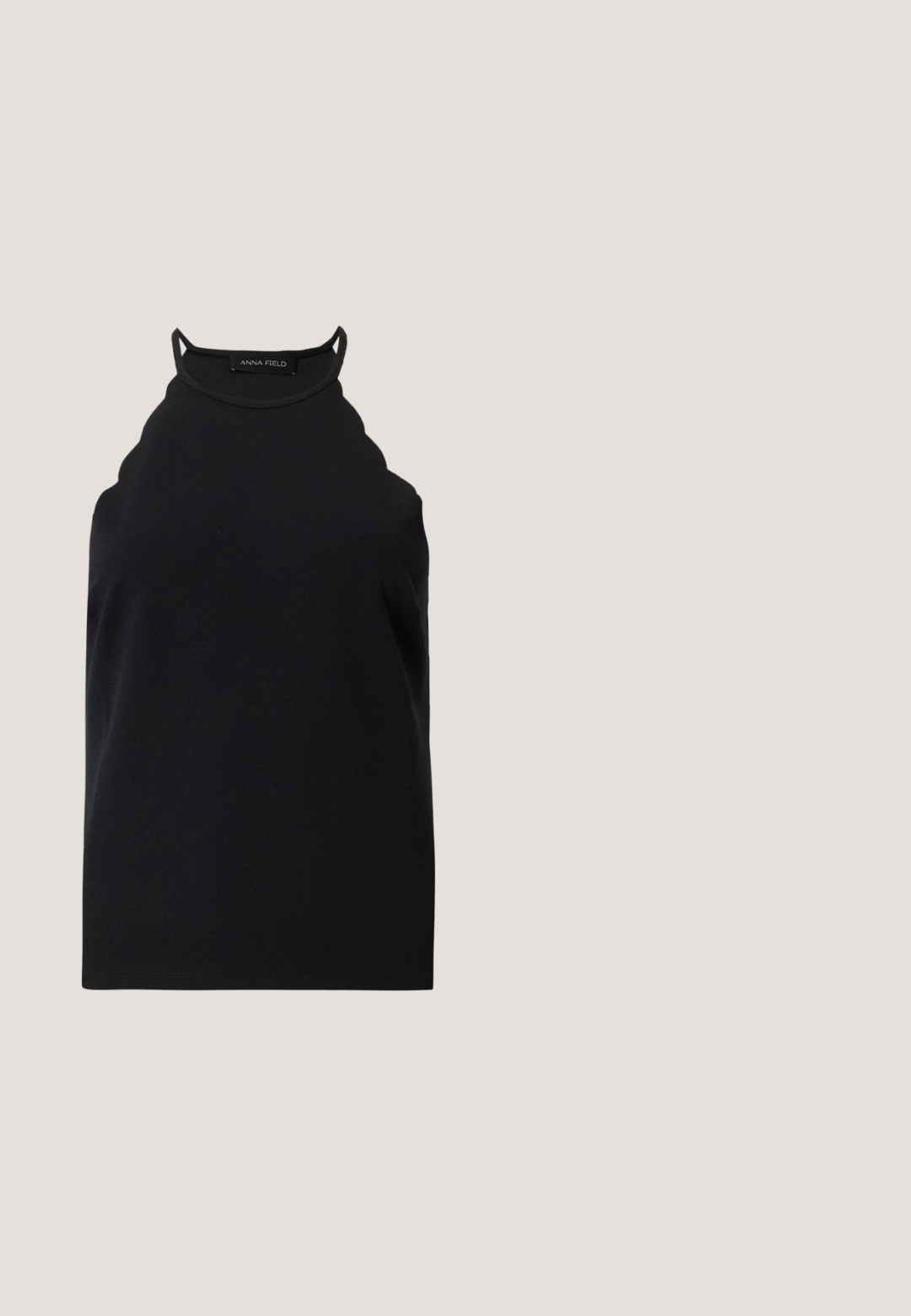 Sort ærmeløs halterneck-top med bølget kant og tynde skulderstropper, vist på en ensfarvet lys baggrund.; Sort faux læder mini nederdel med en tætsiddende pasform, sidesyninger og et bælte med en sølvfarvet spænde og øjne. Glat tekstur, høj talje.; Kvinders T-rem lav blok hæl sko i blank grå med sort tå og lyseblå kant på hvid baggrund.; Sorte rektangulære solbriller med gradientlinser. Lavet af plastik, med gyldent brandmærke på stængerne og en mat finish.; Sort læderhåndtaske med rundet top, dobbelte håndtag og en aftagelig skulderrem. Har et guld-tonet hardwareaccent og bånddetalje.; Sølv hoops med en bølget, uregelmæssig tekstur. Har en tynd, cirkulær form og en reflekterende finish.