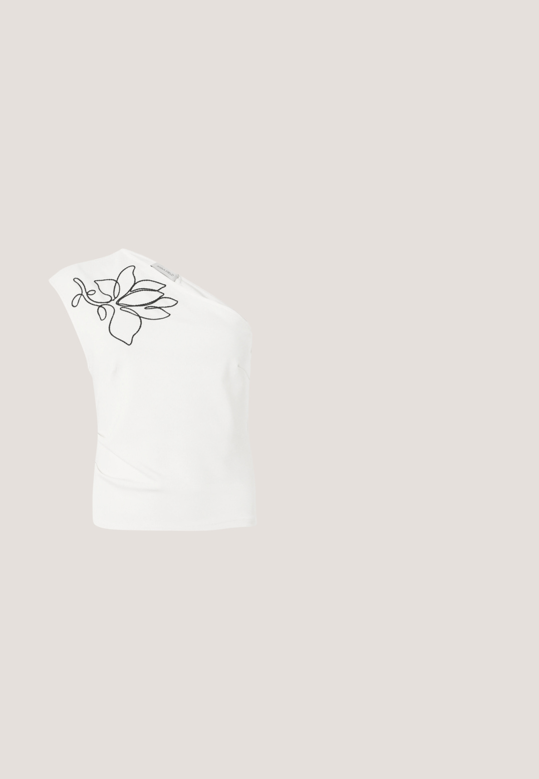 Haut blanc à une épaule avec un motif floral abstrait noir brodé près de l'encolure et une petite étiquette de marque en tissu.; Jupe noire en satin coupe trapèze avec une texture lisse et un ourlet fluide, longueur genou, présentée sur fond blanc.; Pompe slingback noire à bout pointu avec un talon courbé bas et une petite boucle dorée sur la sangle avant et la sangle de la cheville.; Sac à épaule en cuir noir avec une bandoulière unique et un petit détail de boucle dorée à l'avant, sur un fond clair uni.; Collier doré avec trois pendentifs irréguliers en forme de galets lisses sur une chaîne fine avec fermoir réglable.; Ceinture en cuir noir enroulée avec une boucle rectangulaire dorée et deux passants assortis en or sur un fond clair.