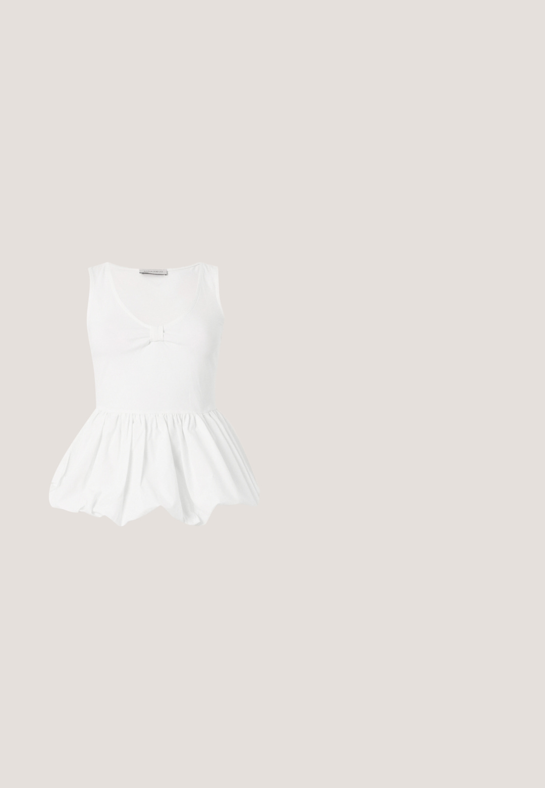 Haut blanc sans manches avec basque, encolure dégagée et petit nœud au centre devant.; Pantalons larges en lin blanc avec une texture lisse et une taille haute. Présente une silhouette simple et épurée sans embellissements.; Sandale blanche à talon avec un bout pointu, sangle de cheville réglable et un talon carré épais. Texture lisse avec des détails de couture minimaux.; Lunettes de soleil en métal doré avec une forme ovale, verres gris foncé et branches transparentes. Comprend des accents décoratifs sur la monture.; Sac à main en cuir blanc avec un design plissé, doté d'une bandoulière en chaîne dorée et d'une forme arrondie. Texture lisse avec des plis doux et sans motifs.; Bracelet en or avec des pierres rondes roses alternées et des perles blanches entourées de petits cristaux clairs, fermé par un fermoir.