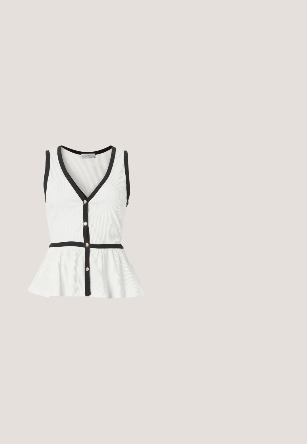 Haut blanc sans manches en maille côtelée avec bordure noire, col en V, boutons devant et ourlet à basque.; Pantalons larges noirs en tissu léger, dotés d'une taille élastique avec cordon de serrage et d'une texture lisse.; Mule sandale à talon noir avec bout carré, boucle argentée sur la bride, posée sur l'asphalte près d'un mur carrelé.; Lunettes de soleil noires à forme œil de chat surdimensionnée. Montures en plastique lisse avec des verres foncés et de petits accents étoilés sur les côtés.; Sac de tote en cuir tressé noir avec deux poignées, forme structurée et finition légèrement brillante sur un fond clair.; Collier doré avec trois pendentifs irréguliers en forme de galets lisses sur une chaîne fine avec fermoir réglable.