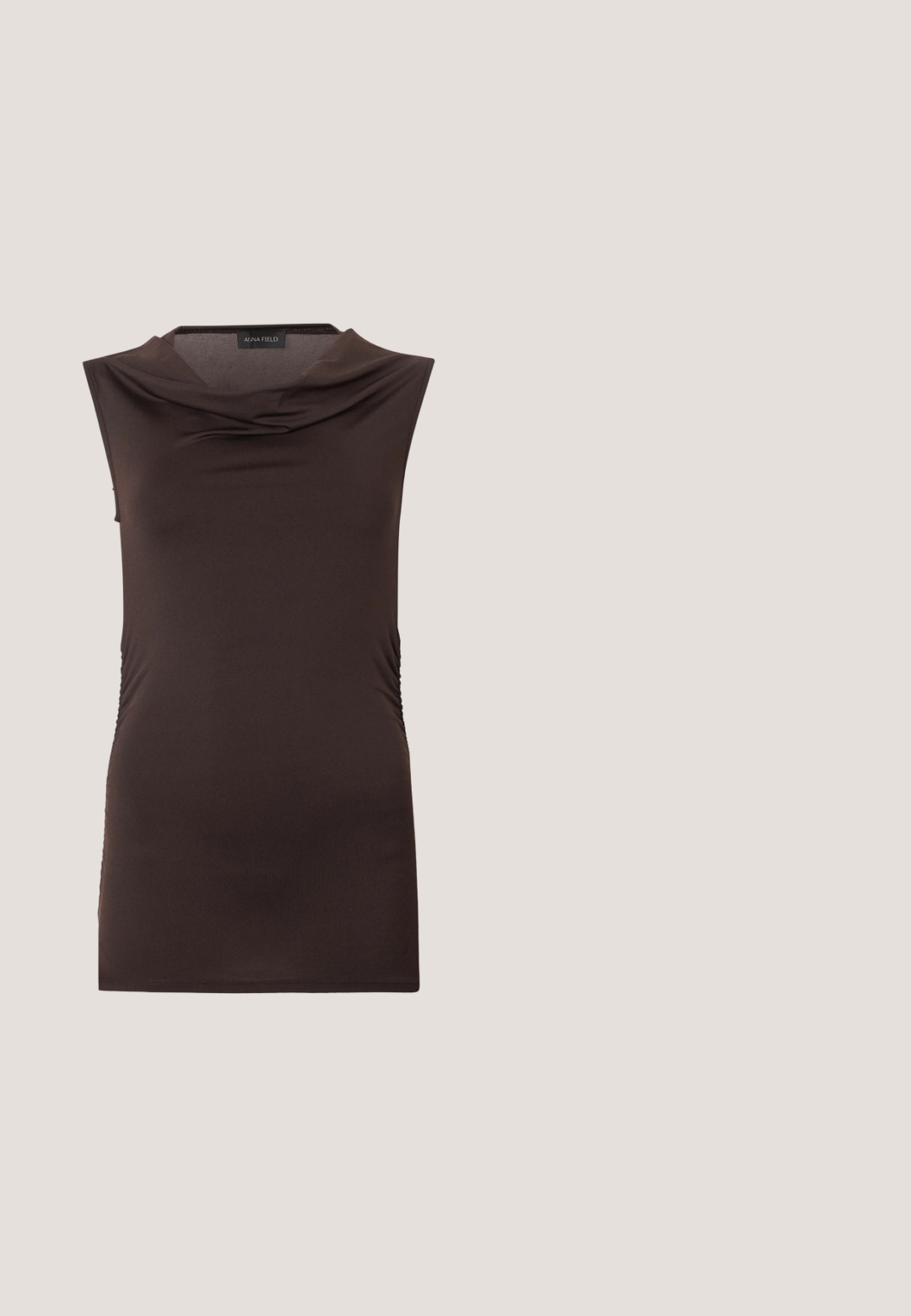Haut sans manches pour femme de couleur brun foncé avec un décolleté drapé et un léger froncé sur les côtés, présenté sur un fond uni.; Longue jupe plissée marron foncé avec taille élastique, tissu léger et fente latérale.; Chaussure à talon haut slingback marron à pois blancs, bout pointu, petit nœud et talon stiletto noir sur fond uni.; Lunettes de soleil rondes teinte brun avec une monture bordeaux brillante. Branches fines avec un détail de marque subtil. Design de verres plats.; Sac à main rectangulaire en cuir noir avec une longue bandoulière unique et une finition brillante, présenté sur un fond blanc uni.; Bracelet en or avec un design texturé composé de formes organiques arrondies et d'accents irréguliers en relief tout au long du bandeau.