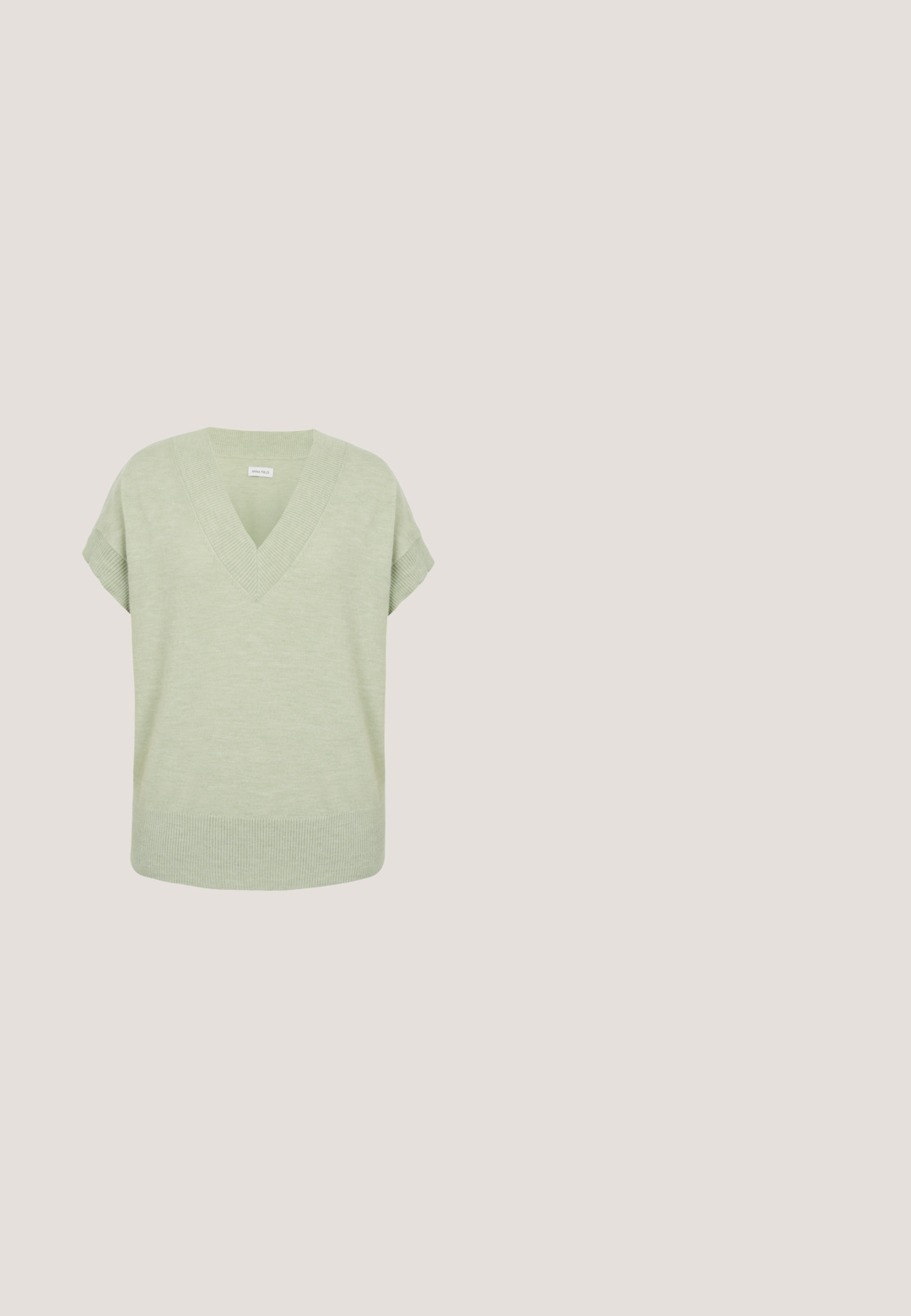 Haut en maille vert clair sans manches avec encolure en V et bordures côtelées au niveau du col, des manches et de l'ourlet.; Pantalons larges beiges en coton avec une texture lisse. Comprend une fermeture à bouton, des poches avant et un design de taille classique.; Mocassin en cuir bleu clair avec des clous en caoutchouc brun sur la semelle et un détail de boucle dorée à l'avant, présenté en vue de profil latéral.; Lunettes de soleil œil de chat marron avec branches en métal doré et verres teintés, présentées sur une surface blanche.; Sac cabas rectangulaire en paille tressée avec garniture en cuir marron, détail de ceinture fine et deux anses en cuir sur un fond uni clair.; Collier délicat en chaîne d’or avec un petit pendentif en or lisse présentant une pierre rouge rectangulaire au centre.