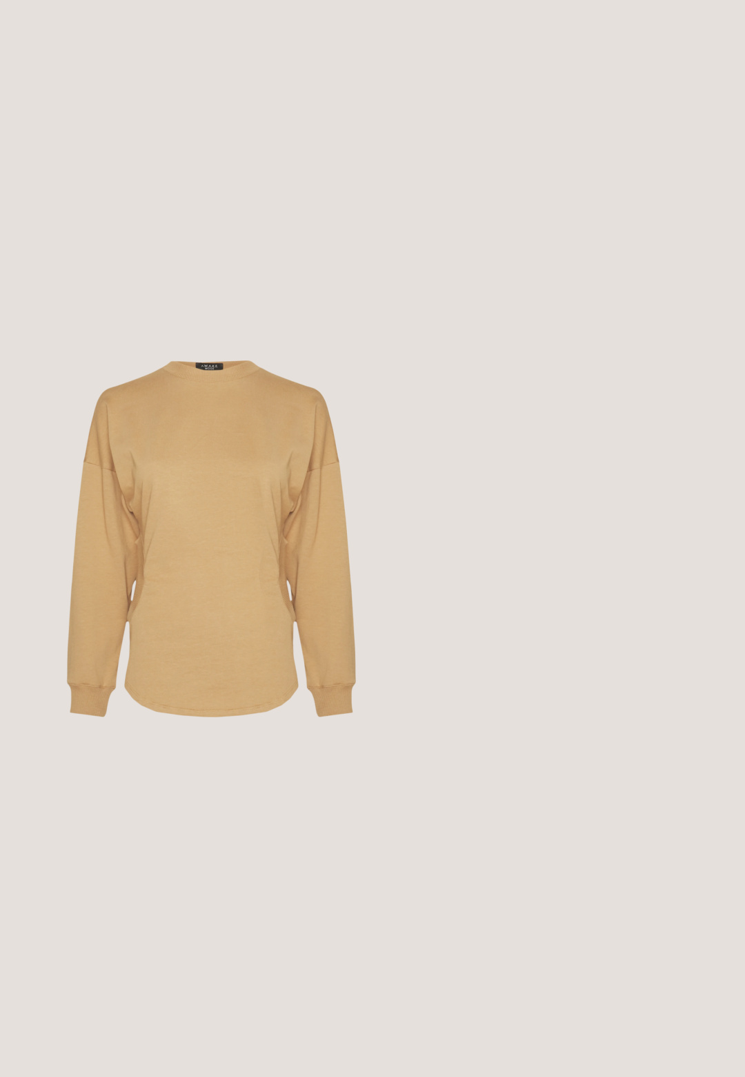 A.W.A.K.E. MODE LONG SLEEVE WITH CUT OUT DETAIL - Μπλούζα με μακριά μανίκια - terracotta; Κάχι παντελόνι φούστα με εφαρμοστό σχέδιο, ψηλή μέση και δύο μπροστινές σχισμές, φτιαγμένη από λείο ύφασμα με διακριτή υφή.; Καφέ καστόρινο μποτάκι μέχρι το γόνατο με ψηλό τακούνι, στρογγυλερή μύτη και λεπτό τακούνι πάνω σε απλό ανοιχτό φόντο.; Καφέ σατέν κάπα με κόμπο στο μπροστινό μέρος και λεία, γυαλιστερή υφή, απλωμένη επίπεδα σε ανοιχτό φόντο.; Καφέ δερμάτινη τσάντα χειρός με πτυχωτό σχέδιο, κοντή δερμάτινη λαβή και αλυσίδα. Διαθέτει ασημένιο μεταλλικό κούμπωμα με δύο στρογγυλές λεπτομέρειες.; Χρυσές σκουλαρίκια κρίκοι με κυματιστό σχέδιο, διαθέτοντας μια λεία, γυαλιστερή επιφάνεια και αεροδυναμικό σχήμα. Δεν υπάρχουν ορατοί αποκλειστές.