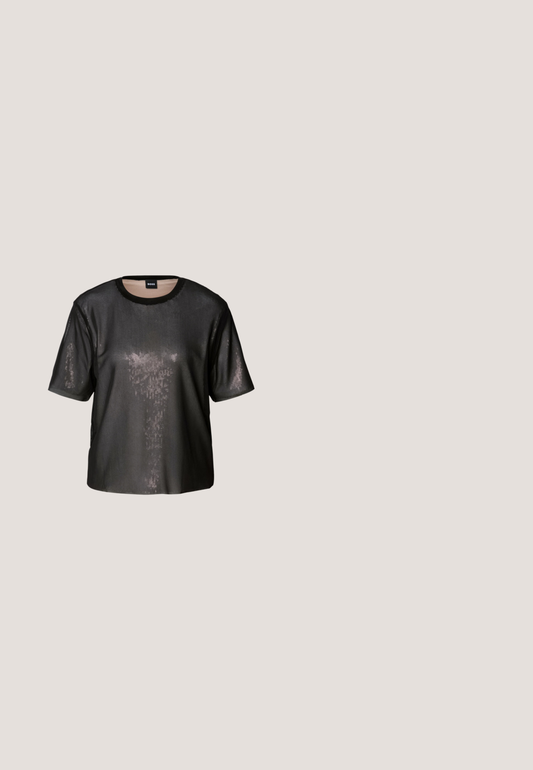 Camiseta negra de manga corta con un acabado texturizado y brillante, cuello redondo y corte holgado. Presenta sutiles lentejuelas para un aspecto reflectante.; Pantalones de pierna ancha negros hechos de una tela ligera, con una textura suave, cierre de botón en la parte delantera y bolsillos laterales.; Zapato slingback de cuero negro con punta puntiaguda, tres hebillas plateadas en la parte delantera y tacón bajo tipo «kitten» sobre fondo blanco.; Gafas de sol rectangulares negras con lentes oscuros. Cuentan con una montura de plástico suave y detalle del logo en la varilla. Diseño limpio y moderno.; Bolso rectangular negro con asas dobles redondeadas, cremallera dorada y logo "HUGO" en relieve en el frente con etiqueta de cuero adjunta.; Guess STYLISH  - Pendientes - silver-coloured