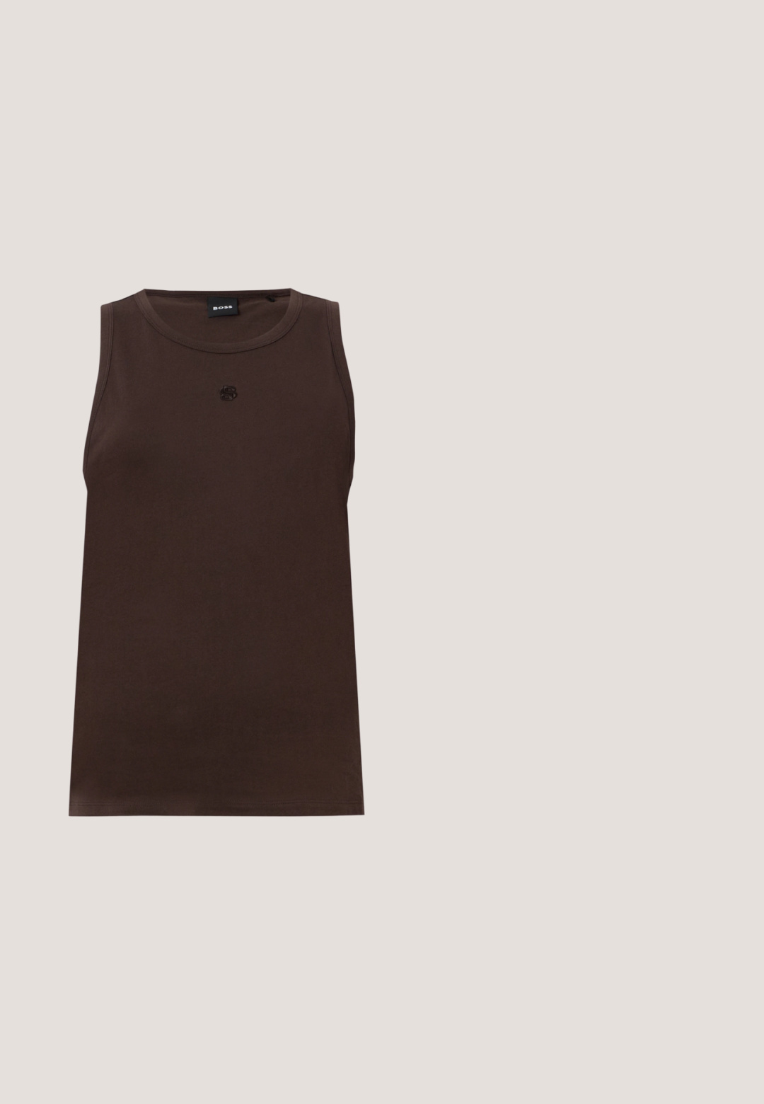 Bruine katoenen tanktop zonder mouwen met ronde hals en klein reliëflogo op de borst, platliggend op een lichtgrijze achtergrond.; Zwarte leren midi-rok met een rechte snit. Gladde textuur, minimale naden en een nauwsluitende tailleband. Geen zichtbare zakken of extra details.; Zwarte leren pump met hoge hak en spitse neus, voorzien van een uitsnijdingsontwerp en een klein gouden logo-accent op de hak.; Zwarte oversized vierkante zonnebril met donker getinte glazen en een gouden logo op het montuur, weergegeven op een lichte achtergrond.; Kleine witte handtas in de vorm van een halve maan met een kort hengsel, ritssluiting en zwart "cK" logo aan de voorkant.; Set van kleine gouden gedraaide oorringen met steker en vlinderachterkant op een witte achtergrond.