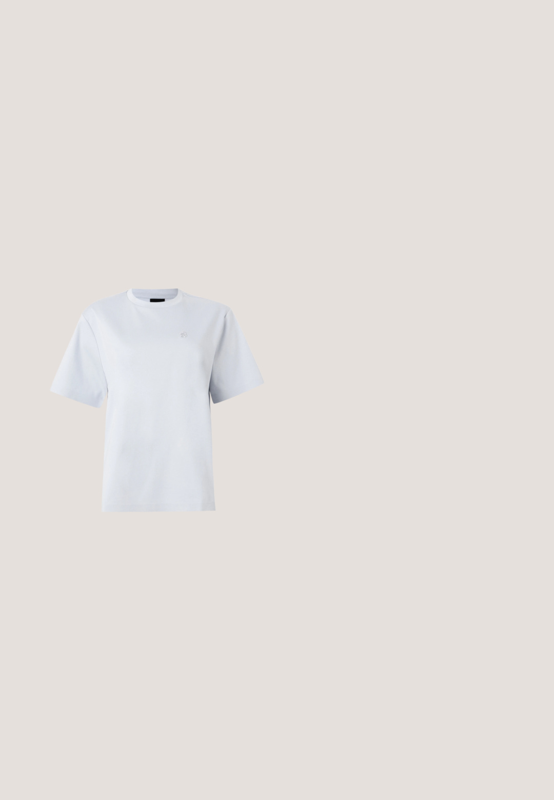 Hvid t-shirt med korte ærmer og rund halsudskæring med lille broderet logo på venstre bryst.; Grå brede bukser lavet af glat stof, med frontfolder og en hvid talje med Calvin Klein-logo.; Sort læder højhælede sko med spids tå, glat tekstur og en taperet hæl. Minimalistisk design uden yderligere udsmykninger.; Hvid Calvin Klein skuldertaske med lange håndtag, rektangulær form, lynlåslukning og dekorativt logohæng tæt på håndtaget.; Calvin Klein SPIRAL - Armbånd - silver-coloured; Sort læderbælte med et slankt design, der har en guld CK logo spænde. Glat tekstur og minimalistisk stil.