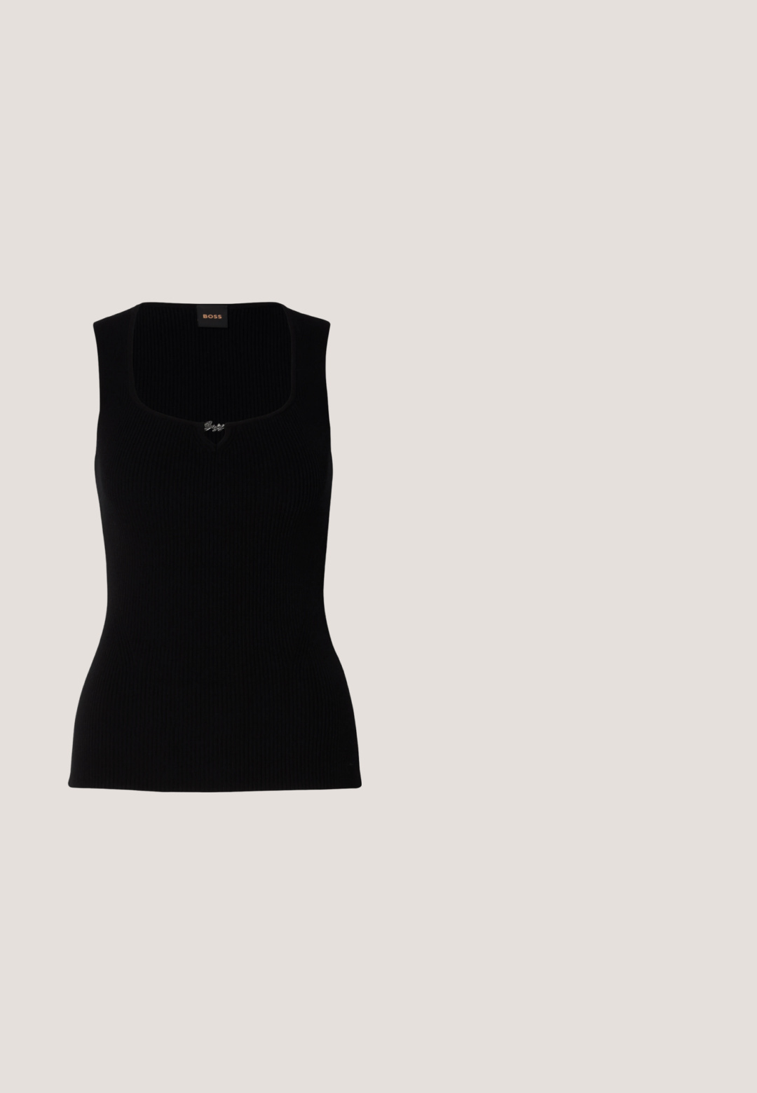 Zwart geribd tanktop met een vierkante halslijn, met een klein logo-accent in het midden. Gemaakt van een zachte, gestructureerde stof.; Uitgebreide jeans in middelblauwe denim, met een hoge taille, vijf zakken en subtiele vervagingdetails op de dijen.; Zwarte leren enkellaars met spitse neus en een geometrische hak. Heeft subtiele branding en een gladde textuur. De achtergrond heeft getextureerde tegels.; Zwarte zonnebril met een strak, hoekig ontwerp, donkere lenzen en een contrasterend zilveren logo aan de zijkant. Glad kunststof oppervlak.; Zwarte leren handtas met zilveren "cK" logo aan de voorkant, met korte handgreep en langere verstelbare schouderriem.; Paar goudkleurige creolen met kleine zilverkleurige lusdetail op elk, weergegeven tegen een lichtgrijze achtergrond.