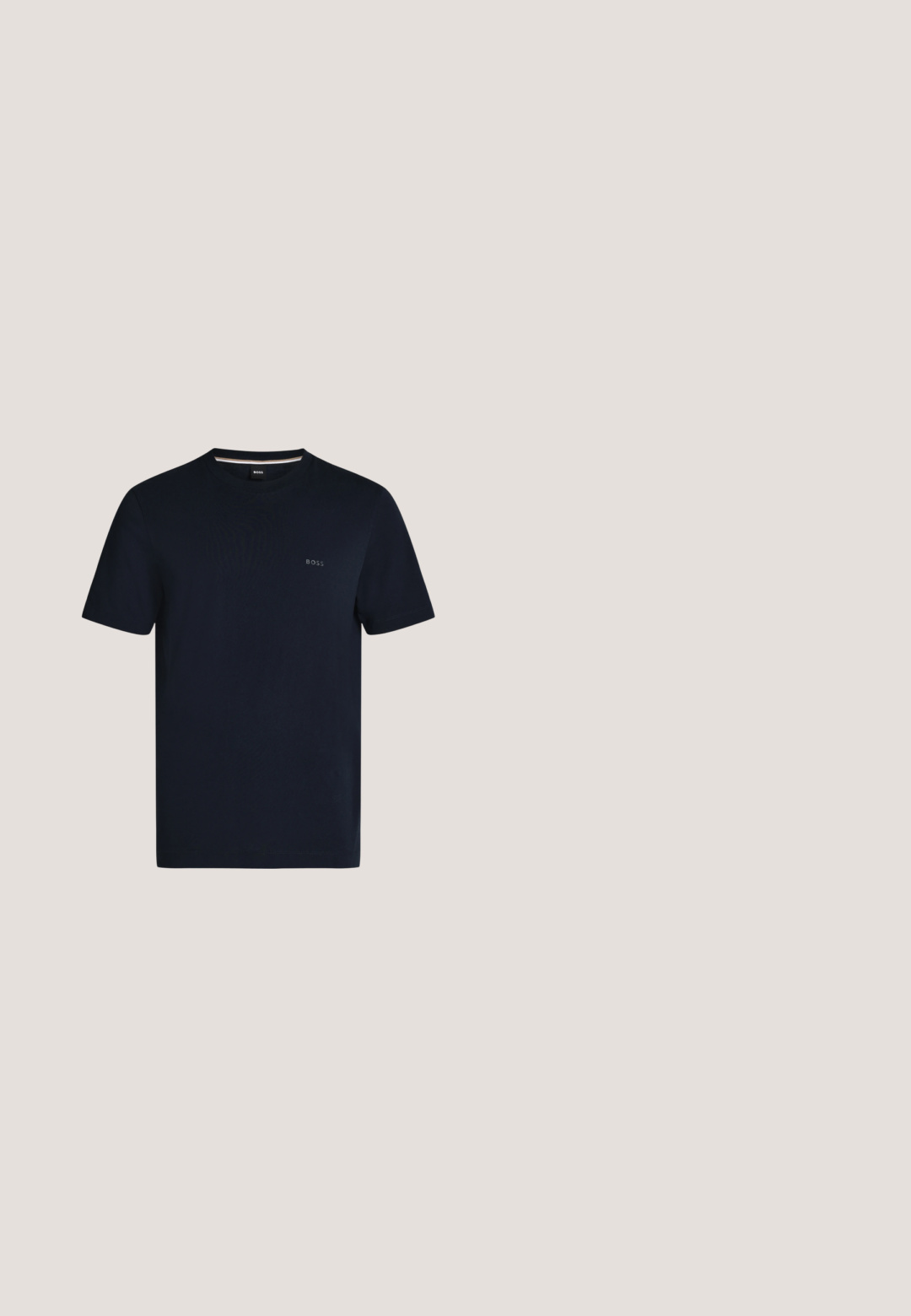 Marineblaues T-Shirt mit kurzen Ärmeln und Rundhalsausschnitt mit kleinem "BOSS"-Logo auf der linken Brust, dargestellt auf hellgrauem Hintergrund.; Maßgeschneiderte schwarze Hose aus glattem Stoff. Sie verfügt über ein gerades Bein, Vorderfalten und Gürtelschlaufen für eine anpassbare Größe.; Schwarzer Leder-Schnürschuh mit glatter Oberfläche, rundem Zehenbereich, minimalen Nähten und flacher Gummisohle. Seitlich befindet sich das Markenlogo.; Schwarze rechteckige Sonnenbrille mit dunklen Gläsern und silbernem dekorativem Logo an den Bügeln, dargestellt auf weißem Hintergrund.; Schwarze Umhängetasche mit vorderer Reißverschlusstasche, strukturierter Oberfläche, silbernem Reißverschluss, verstellbarem Riemen und BOSS-Logo auf der Vorderseite.; Schwarzer gewebter Stoffgürtel mit schwarzer Metall-Schnalle und Leder-Schlaufe, geprägt mit "HUGO", aufgewickelt auf weißem Hintergrund.