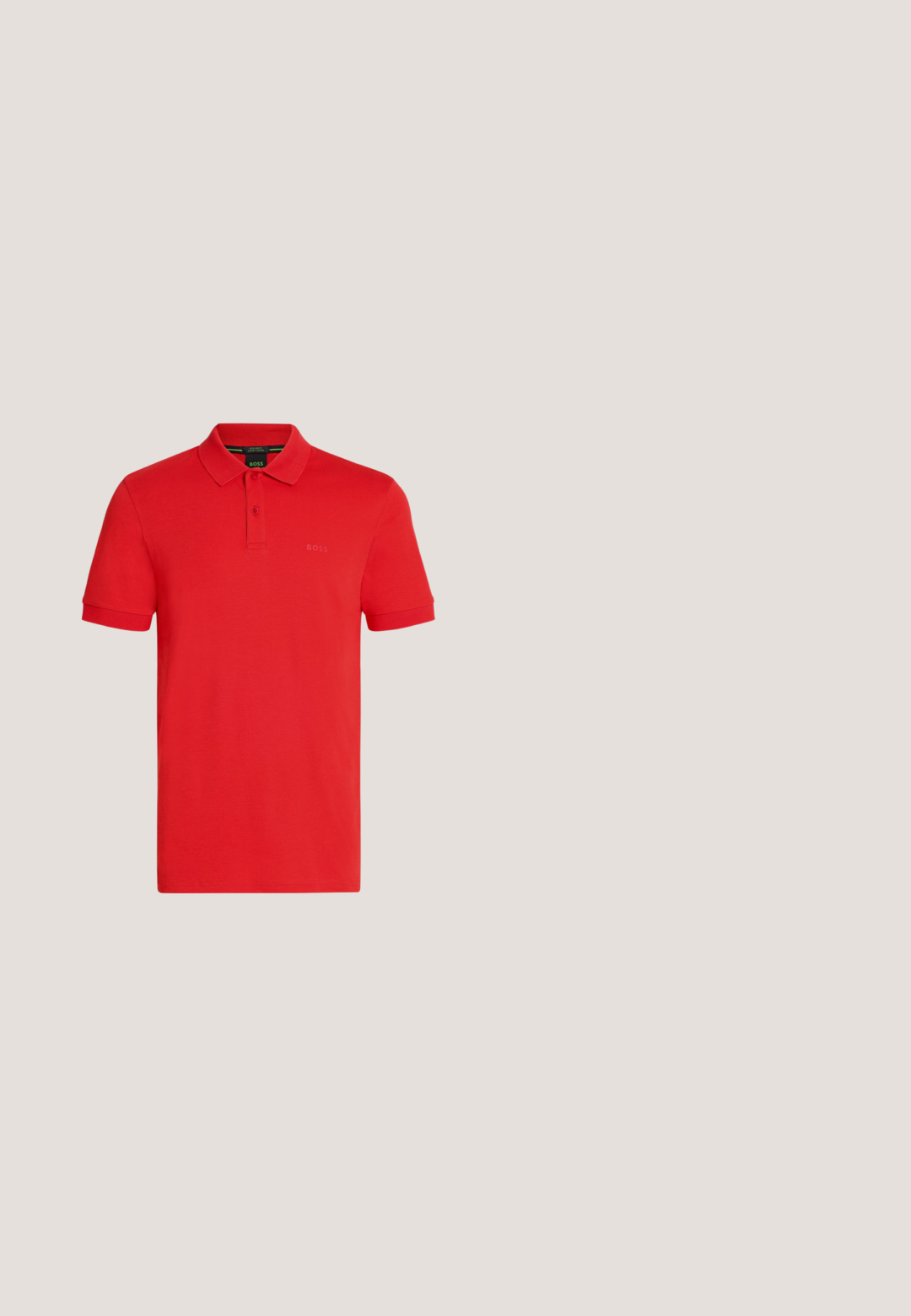 Polo rouge à manches courtes avec patte à deux boutons et logo discret "BOSS" sur la poitrine gauche, présenté sur fond blanc uni.; Pantalons noirs en tissu lisse, avec une coupe droite, des plis à l'avant et une fermeture à bouton avec passants de ceinture.; Chaussure noire en cuir à enfiler avec semelle épaisse et petits trous de ventilation latéraux, avec un logo doré "HUGO" près du talon.; Lunettes de soleil rectangulaires noires avec des verres foncés et des branches fines ornées du logo argenté BOSS sur le côté.; Sac bandoulière rectangulaire noir avec une poche avant zippée et une bandoulière réglable, avec le logo BOSS.; Ceinture en cuir noir texturé avec une boucle rectangulaire mate noire, enroulée sur un fond gris clair uni.