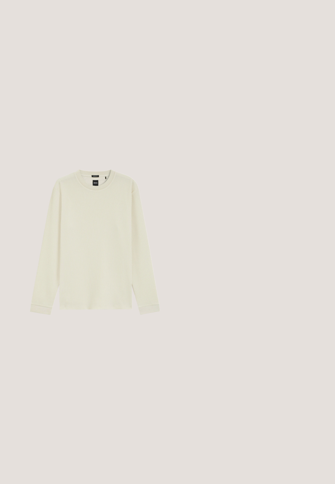 Camiseta de punto waffle de manga larga color crema con cuello redondo, puños acanalados y etiqueta de la marca en el interior del cuello.; Pantalones ajustados de color beige con botón frontal y bolsillos laterales, confeccionados en tela texturizada.; Zapatilla blanca de cuero con punta redondeada, diseño minimalista, cordones grises y suela de goma texturizada gris. Detalles de costura sutiles visibles.; Gafas de sol con montura de plástico beige transparente y lentes cuadrados con degradado marrón, descansando sobre una superficie blanca.; Bolso cruzado de ante marrón con superficie texturizada, forma rectangular, detalle de logotipo en el frente y correa ajustable de tela. Accesorios de metal plateado.; Cinturón de ante marrón claro con hebilla de metal plateado, enrollado y colocado sobre una superficie blanca.