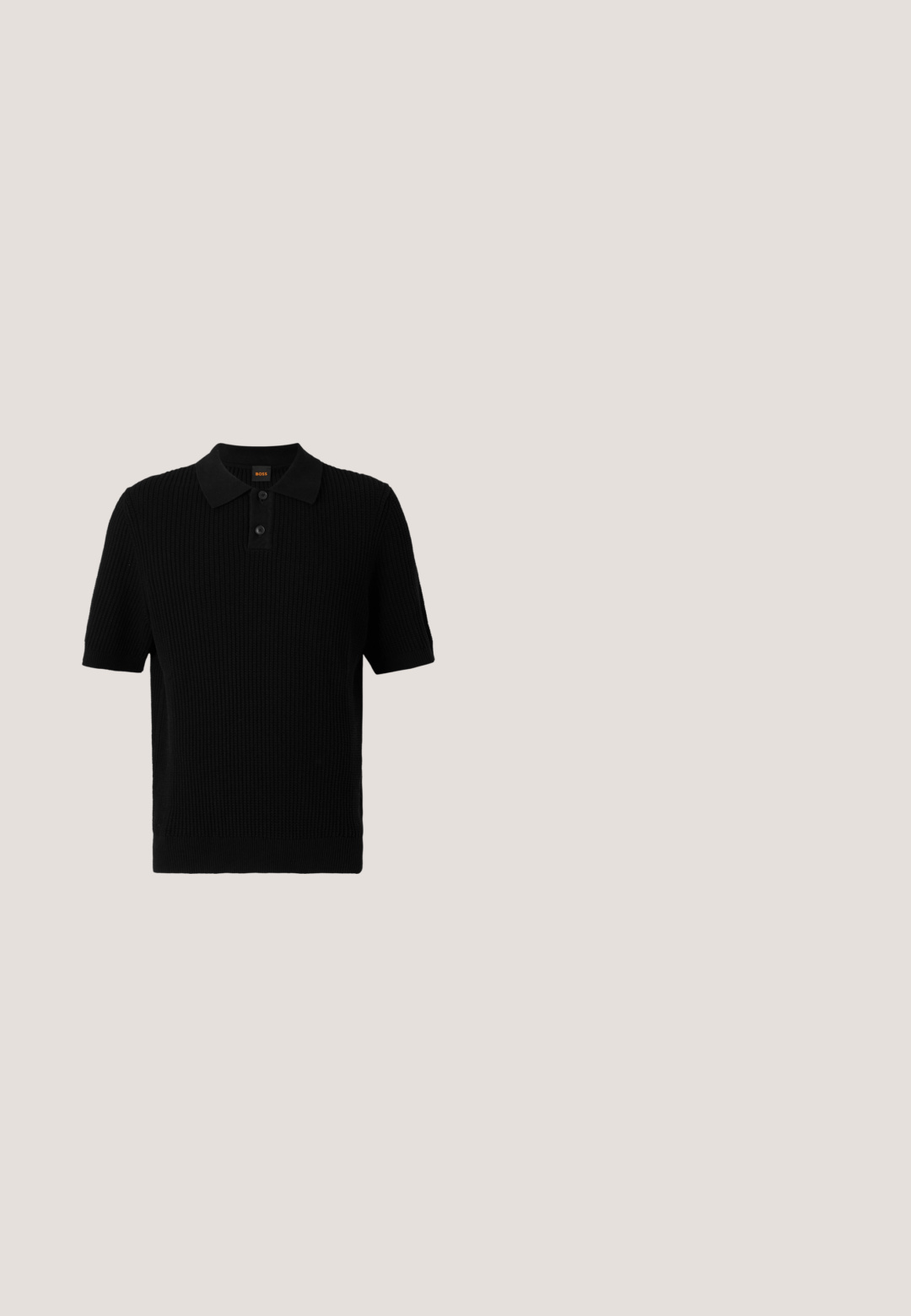 Polo negro de manga corta con textura acanalada, botonera de tres botones y cuello clásico. Presenta el logotipo de BOSS en color naranja.; Pantalones grises de corte ajustado en un tejido texturizado, diseño de pierna recta, con bolsillos delanteros y una cintura plana. Sin cierres visibles.; Zapato negro de cuero con cordones, suela gruesa con dibujo y lengüeta roja en el talón, mostrado de perfil sobre un fondo gris claro.; Gafas de sol rectangulares negras con lentes oscuras tintadas y patillas gruesas, apoyadas en ángulo sobre una superficie lisa de color gris claro.; Bolsa de viaje de cuero negro con asas dobles, correa de hombro ajustable, cierre de cremallera y marca grabada. Textura suave, forma redondeada.; Cinturón de tela negra tejida con hebilla de metal negro y asa de cuero estampada con "HUGO", enrollado sobre un fondo blanco.