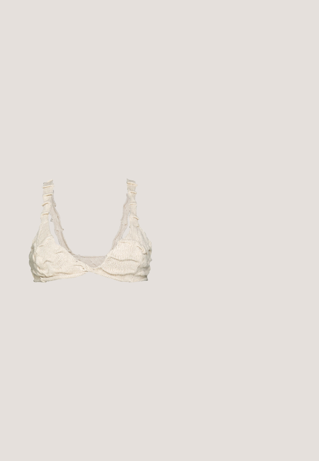 BLOKE FULL FASHIONED - Top - off white; Hvide bomuldsshorts med elastisk talje og snøre. Har et tekstureret mønster med lodrette striber og sidelommer.; Tan slidesandal med en tykk tekstureret rem og en rund sål. Har en glat overflade og en mønstret underside for bedre greb.; Brune skildpadde solbriller med en vintage katteøje-form og brune linser. Har buede arme med røde detaljer.; Vævet stråtaske i lys beige, med en buet skulderrem og et rummeligt, åbent design med en tekstureret overflade.; Guld hoops øreringe med et glat, rundt design og en blank finish. Letvægts konstruktion med en sikker låsemekanisme.