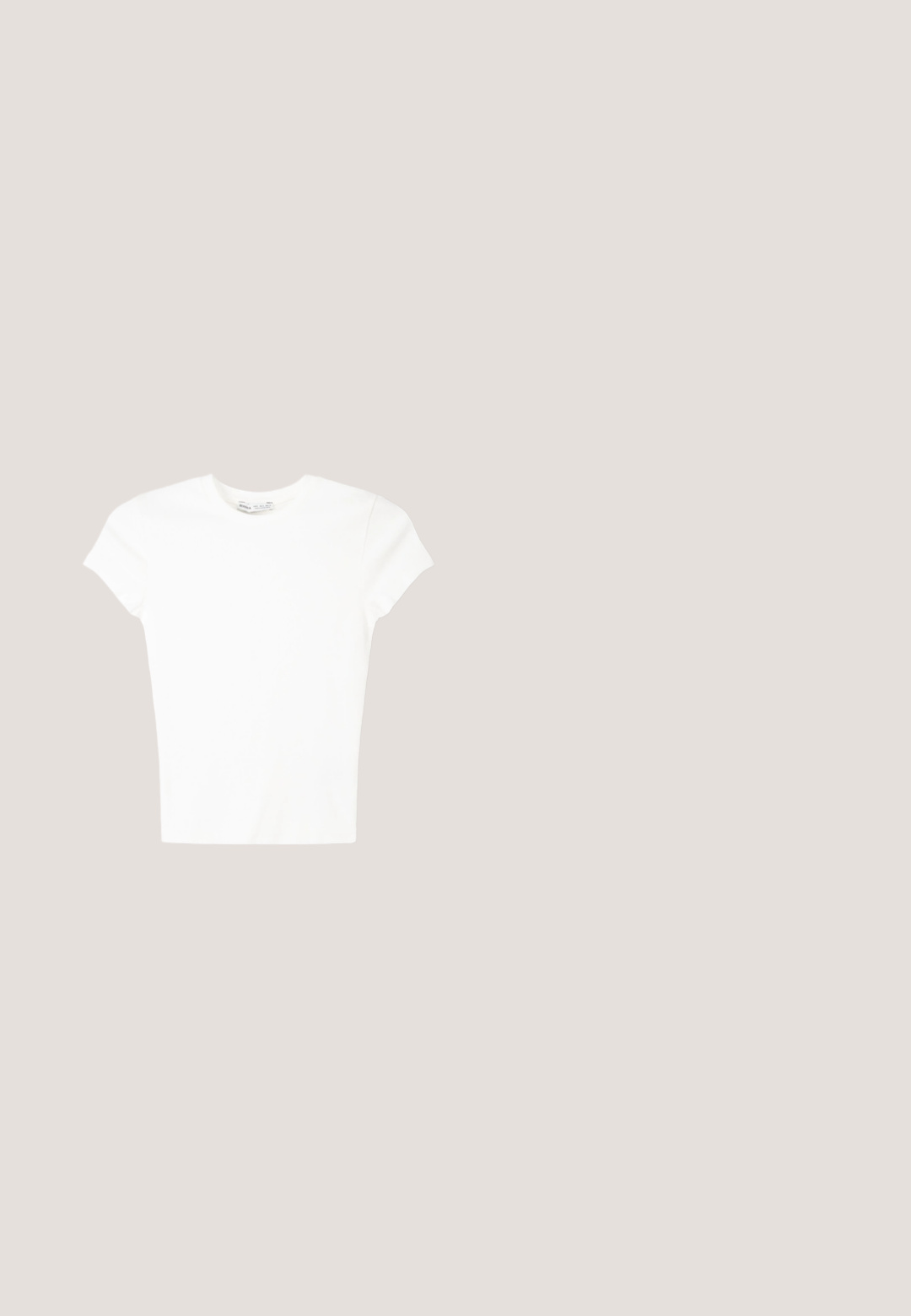 T-shirt blanc à manches courtes en coton doux, avec un col rond et une coupe ajustée. Pas de motifs ni d'ornements visibles.; Jeans en denim bleu clair à jambes larges avec poches avant, passants pour ceinture, fermeture par bouton et légère décoloration sur les cuisses avant.; Sabots beiges en matériau léger avec des trous de ventilation, une bande arrière et une semelle structurée pour une meilleure adhérence.; Even&Odd by Zalando Lunettes de soleil - black; Petit sac à main noir brillant avec deux longues anses et des détails à cordon sur les côtés sur un fond clair uni.; Ceinture en cuir noir enroulée avec une boucle rectangulaire argentée brillante et deux passants sur fond blanc.