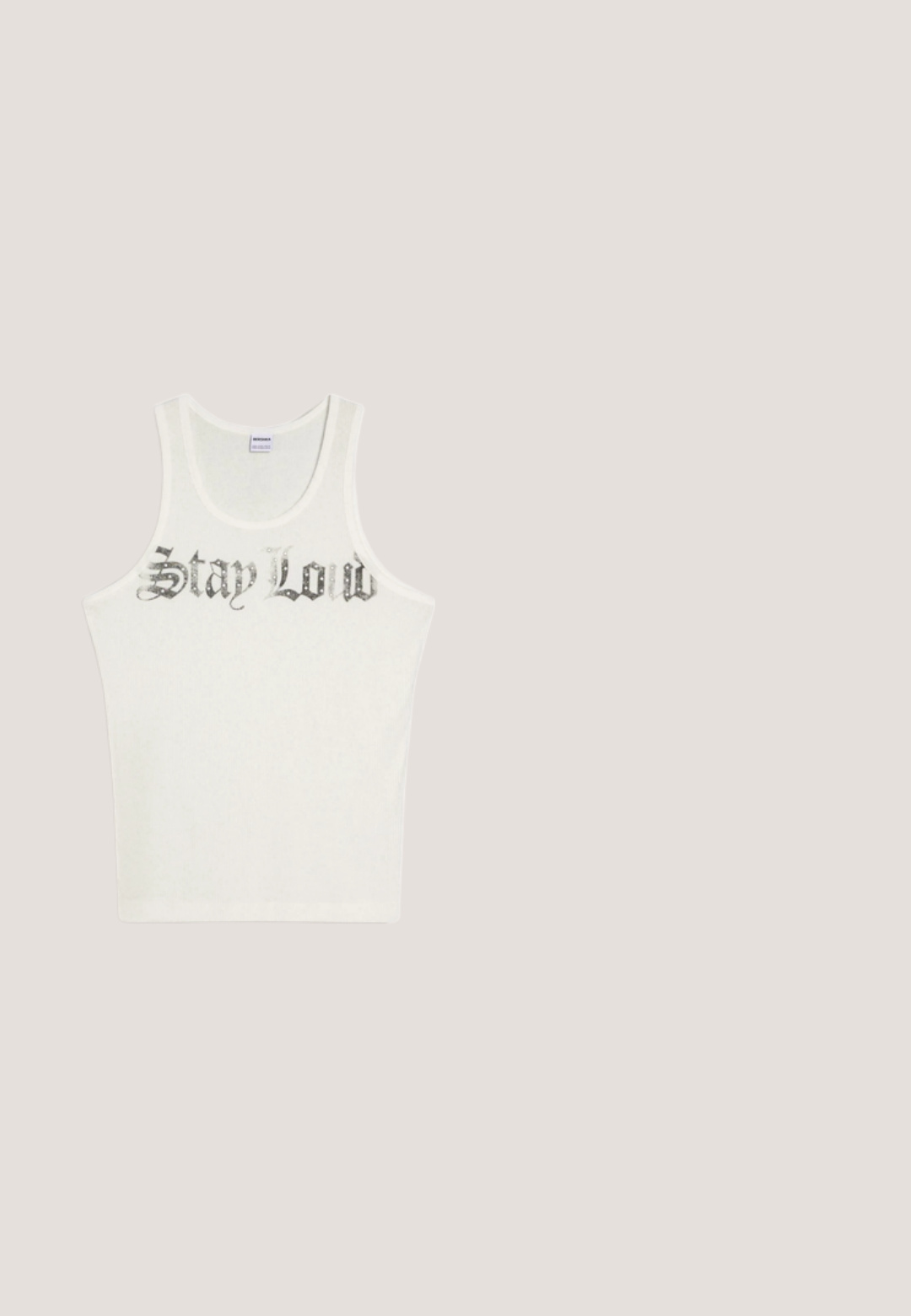 Débardeur blanc sans manches avec l'inscription "Stay Loud" en police Old English noire sur la poitrine, sur un fond uni.; Jean large en denim bleu clair avec un délavage, comportant deux poches avant, une fermeture par bouton et une coupe droite avec des ourlets nets.; Baskets blanches épaisses avec accents en mesh, semelle en caoutchouc texturée et forme arrondie. Présente un marquage minimal et une languette de tirage à l'arrière.; Lunettes de soleil en plastique lilas en forme de œil de chat avec des verres dégradés, branches plates et branding subtil sur le côté gauche.; Sac banane Calvin Klein bleu clair avec logo blanc, sangle noire réglable et fermeture éclair sur fond uni.; Ensemble de collier et bracelet en chaîne argentée avec des maillons entrelacés ornés de petites cristaux transparents. Fini lisse et brillant.