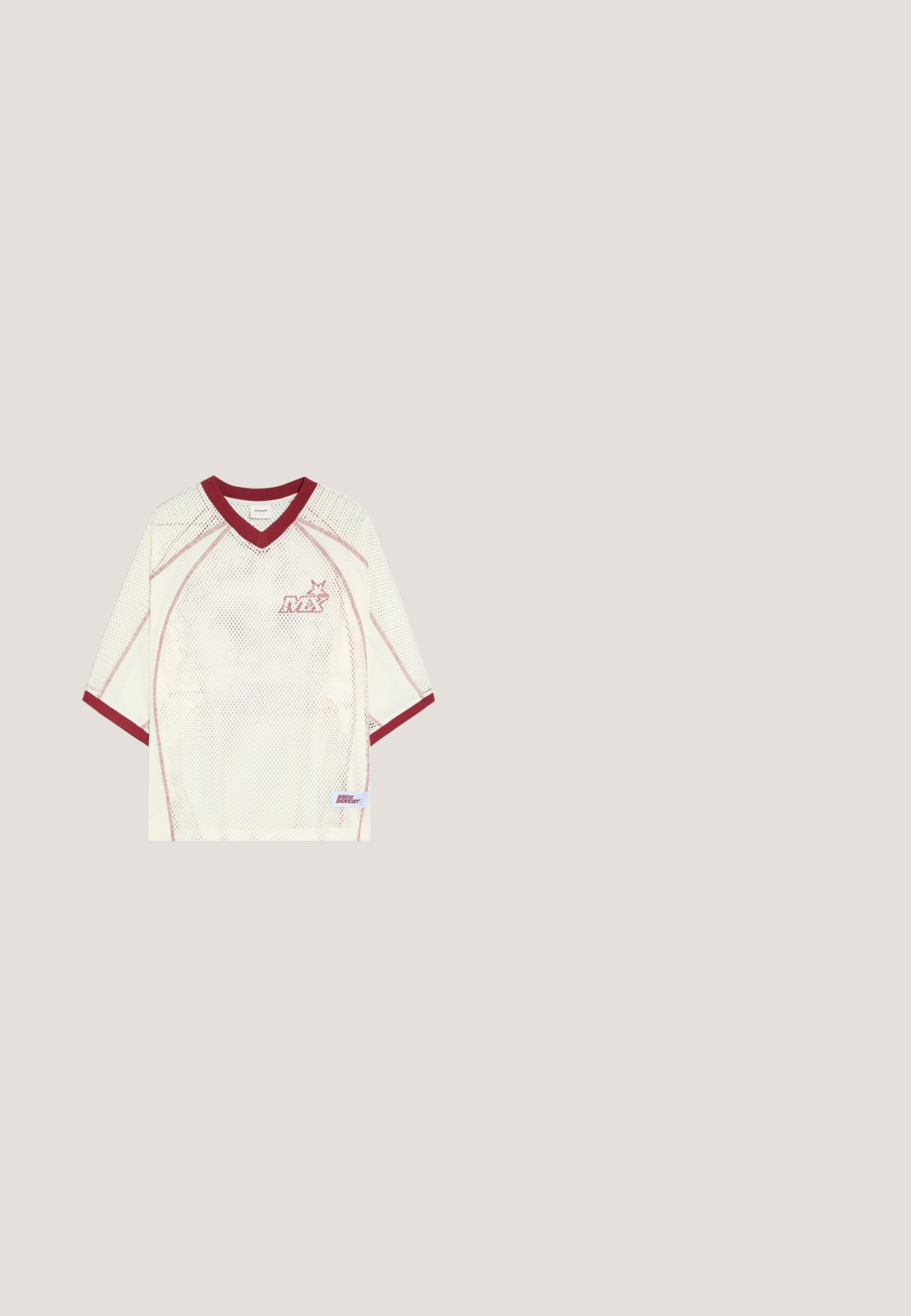 Maillot de sport blanc en mesh avec bordure rouge sur le col et les manches, détails de couture rouges et logos sur la poitrine et près de l'ourlet.; Jean large en denim bleu clair avec un délavage, comportant deux poches avant, une fermeture par bouton et une coupe droite avec des ourlets nets.; Baskets blanches épaisses avec accents en mesh, semelle en caoutchouc texturée et forme arrondie. Présente un marquage minimal et une languette de tirage à l'arrière.; Lunettes de soleil en plastique lilas en forme de œil de chat avec des verres dégradés, branches plates et branding subtil sur le côté gauche.; Sac en plastique transparent vert néon avec une fermeture zippée, des sangles noires et un patch logo "Urban Classics" à l'avant. Design compact et rectangulaire.; Collier en métal avec chaînette en argent brillant, présentant des maillons ovales et un fermoir à homard avec une chaîne d'extension ajustable.