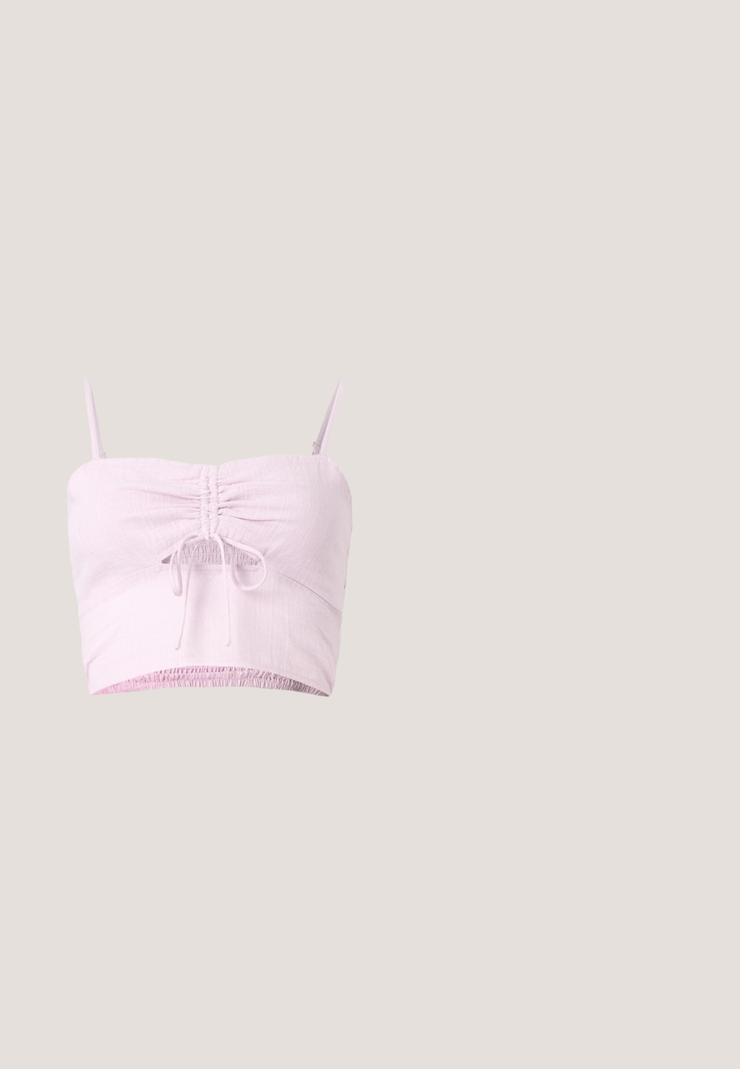 Lys pink cropped top med justerbare spaghetti-stropper, samlet frontdetalje og elastisk kant. Struktureret stof tilføjer blødhed.; Ternede puffede shorts i brun, beige og rød med en lyseblå stribet taljeelastik og knapdetaljer foran.; Lyserøde læder Mary Jane-sko med to remlukninger, kraftig gummisåle, afrundet tå, let shiny finish og tekstureret bølgemønster på sålen.; Solbriller med gråtonede linser, tynde guldfarvede metalrammer, forlænget form og lyserøde accentspidser på brillestængerne. Minimalistisk design med subtil branding.; Rosa, polstret håndtaske med afrundet design, lavet af skinnende materiale. Har et samlet håndtag og en lynlås til sikker adgang.; Sølvfarvede metaloorringe med glat, let buet overflade og låsemekanisme på en ensfarvet hvid baggrund.