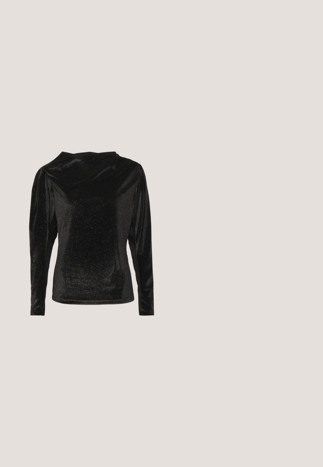 Sort langærmet top lavet af fløjl, med høj hals og subtil glimmermønster for tekstur. Tætsiddende silhuet.; Mørk vask skinny jeans med en falmet gradient, der har fem lommer, knaplukning og syninger langs sømmene.; Grå læder sandal med hæl, knyttet rem ved tæerne og snørebånd, der vikles om anklen, på slank mellemhøj hæl mod hvid baggrund.; Sorte ovale solbriller med mørke linser og blank plastramme. Har et guldlogo på stykket, hvilket giver et slankt og moderne design.; Sort læderhåndtaske med opsamlet design, en enkelt rem, sølv metalramme og to store runde sølv lukninger.; Sølv hoops øreringe har et glat, afrundet design med en slank profil og sikker spænde. Minimalistisk stil med en poleret finish.