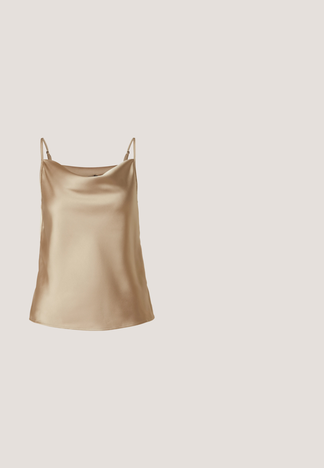 Camisón de satén en beige claro con tirantes finos y un escote suavemente drapeado, que presenta una textura suave y brillante.; Pantalones marrones de pierna ancha con tejido texturizado, pliegues frontales y trabillas para cinturón. El diseño ofrece un corte recto y un ajuste holgado.; Mocasines de ante marrón con puntera tipo mocasín cosida, suela plana de goma negra y una correa decorativa en la parte superior.; Gafas de sol aviador con montura dorada, lentes degradadas de marrón a amarillo y puntas negras en las patillas sobre fondo blanco.; Bolso de hombro de cuero marrón oscuro con textura de piel de serpiente, detalles en dorado y correa de cadena dorada sobre fondo blanco.; Collar de cadena dorada con un colgante de flor adornado con pequeños cristales y una etiqueta decorativa en el cierre.