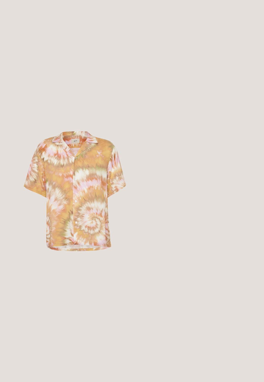 Chemise à manches courtes avec un motif tie-dye, présentant des tourbillons orange, rose et vert. Fabriquée en tissu léger avec une coupe décontractée.; Shorts en lin beige clair avec taille élastique et cordon, longueur au genou, disposés à plat sur fond blanc.; Sandale slide en cuir noir avec larges brides croisées sur un tapis beige, près d'une table basse ronde en bois avec des livres empilés.; Lunettes de soleil en métal doré avec des verres marron, de forme carrée, des détails fins sur les branches et un pont nasal pour un maintien sûr.; Sac cabas en toile beige avec deux anses et une poche avant, "LES DEUX" brodé sur la poche.; Ceinture en cuir tressé marron avec une boucle en métal argenté brillant, présentant une texture tressée et une finition lisse sur la sangle de la boucle.