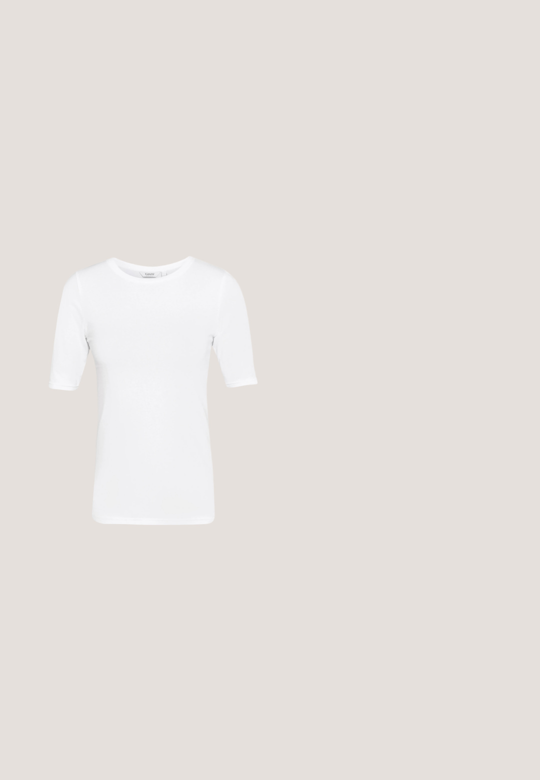 Hvid, letvægts, stræktilpasset t-shirt med rund halsudskæring og korte ærmer, der har en glat tekstur og ingen synlige mønstre.; Sorte skræddersyede bukser med høj talje, plisseringer og indsnævret ben. Glat stof uden synlige mønstre eller udsmykninger.; Sorte læder loafers med en glat finish, prydet med en dekorativ rem, rund tå og tekstureret sål. Båret med en lang sort læderskirt.; Sorte katteøje solbriller med mørkegrå linser, slankt plastisk stel, spidse hjørner og lige stænger. Ingen synlig hardware eller dekorationer.; Sølv hoops øreringe, cirkulær form, glat skinnende tekstur og ensartet bredde hele vejen igennem. Minimalistisk design uden yderligere accenter.; Sort læderbælte med en rektangulær sølvspænde, glat tekstur og afrundet ende. Designet er enkelt og funktionelt.
