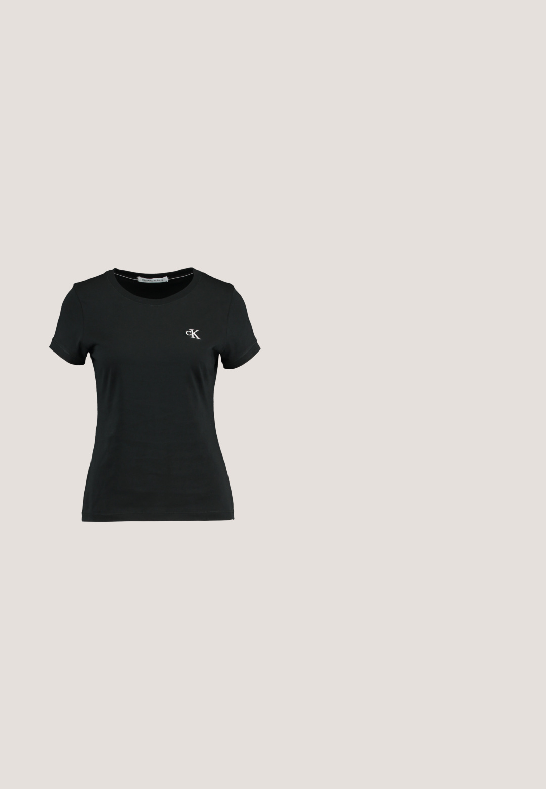 Čierne tričko s krátkymi rukávmi vyrobené z bavlny, s okrúhlym výstrihom a malým bielym logom "ck" na ľavej hrudi.; Čierne vysoké slim-fit džínsy so zapínaním na gombík vpredu, pútkami na opasok a dizajnom s piatimi vreckami na bielom pozadí.; Čierne loafrové topánky s robustnou platformou, hladkým koženým vrchom, dekoratívnym reťazovým doplnkom a mierne zdvihnutou pätou s výrezom.; Čierne slnečné okuliare v štvorcovom tvare so sivými gradientovými šošovkami. Lesklé rámy s čistými líniami. Strieborný logotyp ako akcent na nožičkách.; Čierna kožená crossbody taška s textúrovaným povrchom, zipsom a nastaviteľným remienkom s kovovými akcentmi. Logo značky je umiestnené vpredu.; Strieborné kruhové náušnice s tenkým, hladkým dizajnom; predĺžený oválny tvar; lesklý povrch; majú bezpečné uzatváranie na háčik.