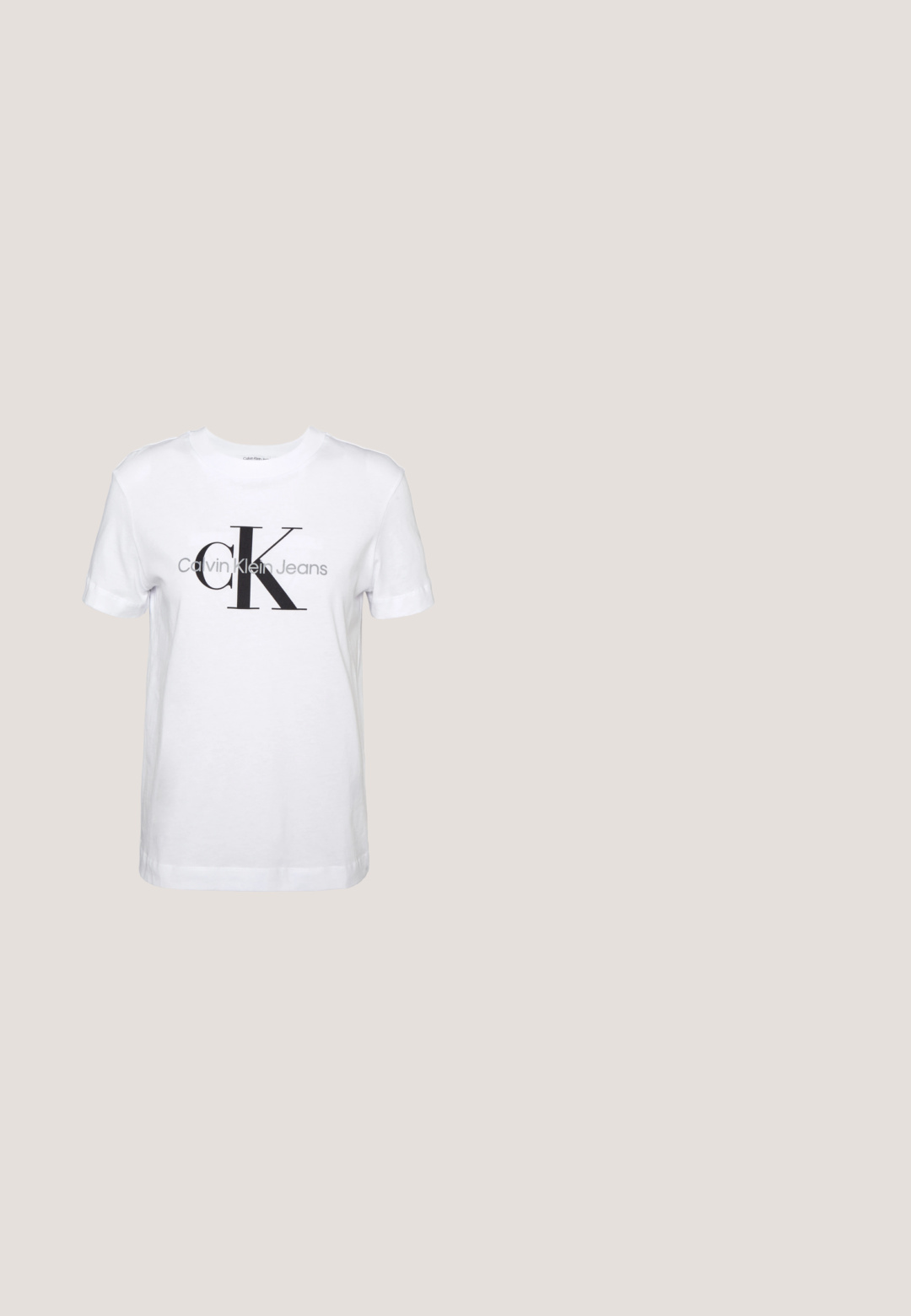 Weißes Baumwoll-T-Shirt mit kurzen Ärmeln, das ein großes schwarzes "CK"-Logo und den Text "Calvin Klein Jeans" darunter in Grau zeigt.; Schwarze hoch geschnittene Slim-Fit-Jeans mit Frontknopf, Gürtelschlaufen und Fünf-Taschen-Design auf weißem Hintergrund.; Schwarze Leder-Slip-on-Mule von Calvin Klein mit Blockabsatz, die auf Holzfliesen im Freien nahe einer grünen Pflanze und einer grauen Wand ruht.; Schwarze Sonnenbrille mit einem schlanken, kantigen Design, dunklen Gläsern und einem kontrastierenden silbernen Logo an der Seite. Glatte Kunststoffoberfläche.; Schwarze Leder-Schultertasche von Calvin Klein mit goldenem Reißverschluss und verstellbarem Riemen auf schlichtem hellem Hintergrund.; Silbernes Metallarmband mit einem glatten, abgerundeten Design. Es hat ein schlankes Profil und eine dezente Gravur der Marke "Calvin Klein" innen.