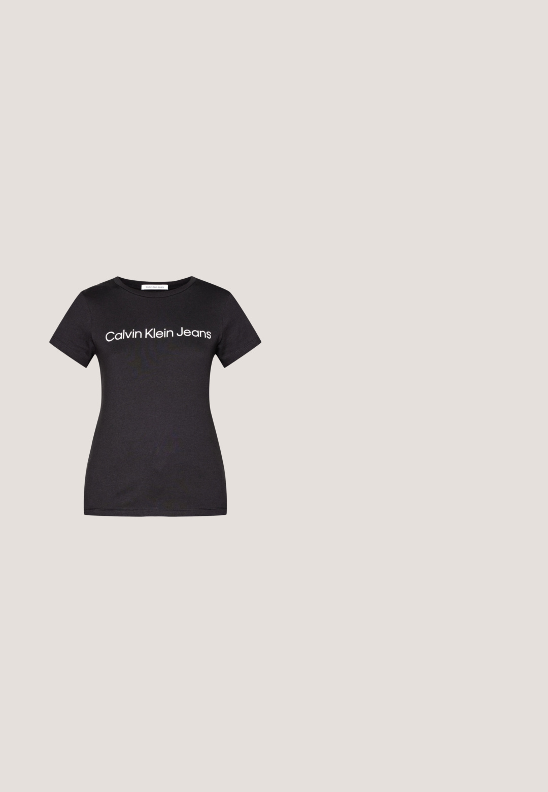 Sort T-shirt med korte ærmer og rund halsudskæring med hvid "Calvin Klein Jeans" tekst centreret på brystet.; Lys blå denimjeans med lige ben, der har knap- og lynlåslukning, fem lommer og en medium høj talje.; Sorte ankelstøvler i glat gummimateriale, med elastiske sidepaneler, blokhæle og trækskilt øverst for nem påtagning.; Sorte firkantede solbriller med gradient grå linser. Blank ramme med rene linjer. Sølvlogo-aksecent på stængerne.; Sort Calvin Klein håndtaske med perlet struktur, to skulderremme med logo og et lille Calvin Klein logo foran.; Par af sølvtonede metale øreringe med abstrakt sammenflettet løbedesign på hvid baggrund.