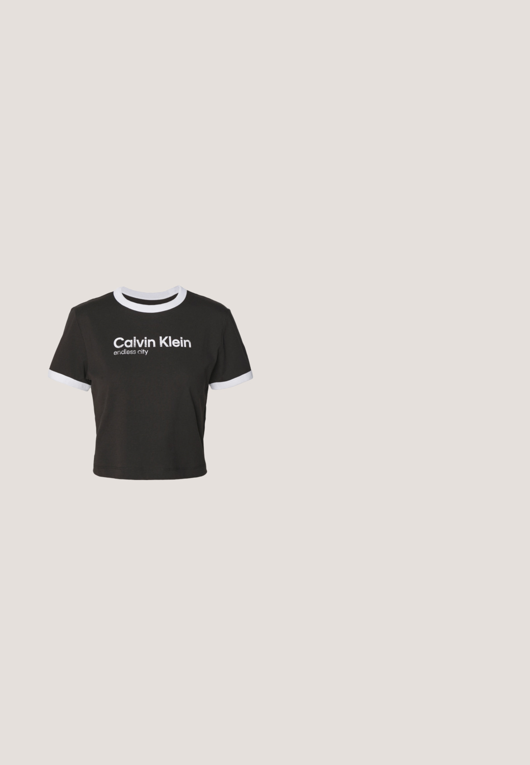 Lühendatud must T-särk valge rippuva kaelaosa ja varrukate aktsentidega. Esipinnal on valget värvi trükk "Calvin Klein" ja "endless city". Pehme puuvillane materjal.; Sinine denim flared teksapüksid keskmise tõusuga vöökoht, millel on klassikaline viie tasku disain ja õrn pleekinud tekstuur põlvedel.; Mustast nahast Calvin Kleini sandaal, millel on pahkluu rihm ja pandel, hõljumas puust ja kivist plaatidega kaetud välipinnal.; Mustad suured mustad prillid geomeetrilise kujuga, tumedate läätsedega ja kontrastse halli detailiga raamidel. Logo käe peal.; Mustast Calvini Kleini nahast õlakott lai reguleeritava rihmaga, millel on korduv Calvin Kleini logo beeži värvi.; kate spade new york HUGGIES - Kõrvarõngad - clear/silver-coloured