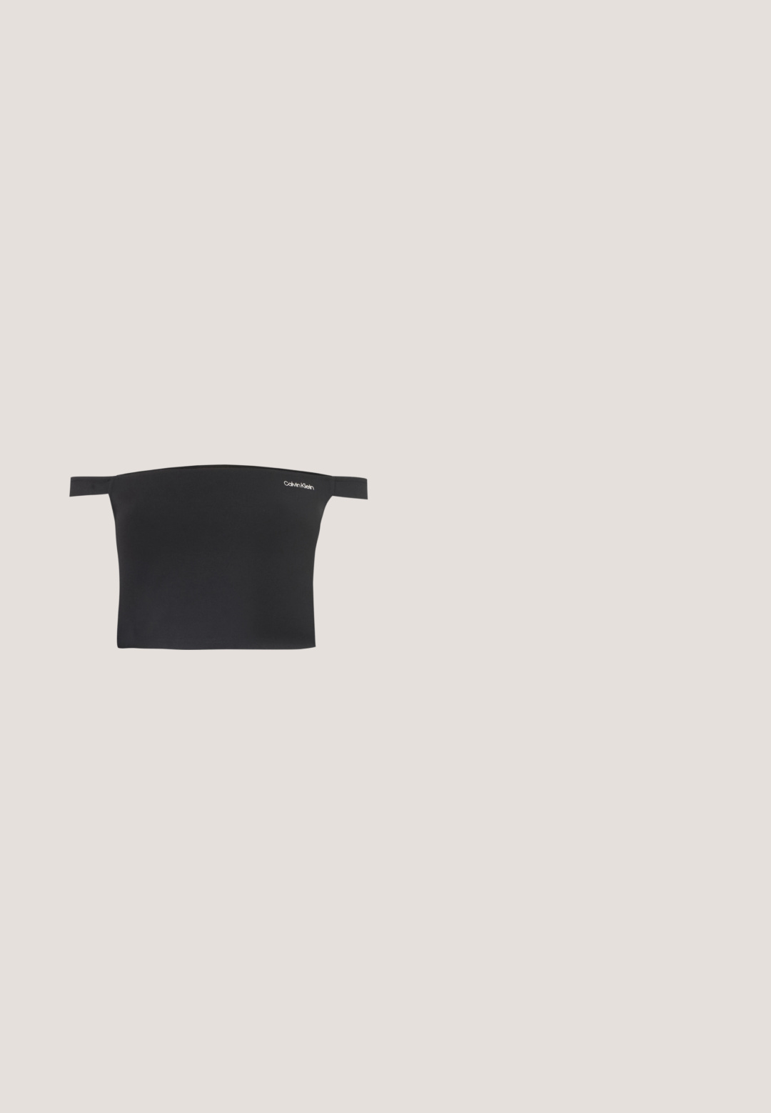 Must have korvade top õlgadelt avatud kujundusega, valmistatud sileda kangast. Omab kitsaid rihmasid ja väikest valget Calvin Kleini logo ees.; Keskmise sinise värvi denim midi seelik sirge lõikega, ees nupuga kinnitamine, kaks külgtaskut ja nähtav õmblemine tekstuuri jaoks.; Mustast nahast pahkluukõrge saabas terava otsaga ja madala kassist kannaosaga heledal taustal, näidates välisvaadet.; Ristkülikukujulised hele virsiku värvi päikeseprillid paksude raamidega ja sobivate toonitud läätsedega ühtlasel heledal taustal.; Must nahast Calvin Kleini käekott pikkade sangadega, esiküljel logoga silt ja ühe sangast ripub hõbedane geomeetriline ripats.; Paari läikiva kuldse tooniga rõngaskõrvarõngaid lihtsal valgel taustal, millel on põimunud keerutatud disain.