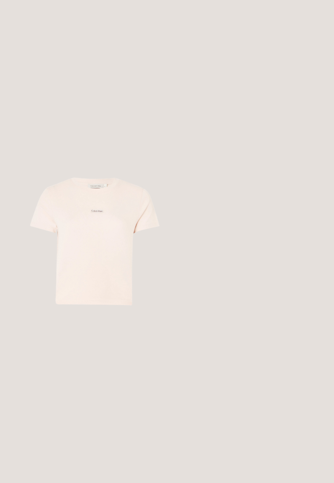 Camiseta de algodón color rosa claro con mangas cortas y cuello redondo. Presenta un pequeño logo de Calvin Klein en el área del pecho.; Jeans acampanados de mezclilla azul claro con cintura alta, costuras en contraste, bolsillos frontales y un sutil efecto de desgaste hacia el dobladillo.; Zapatillas Calvin Klein Jeans en suave gamuza rosa con suela de goma crema. Presentan detalles de costura y logo en el lateral. Diseño de perfil bajo.; Gafas de sol rectangulares color melocotón claro con montura gruesa y lentes tintadas a juego sobre un fondo claro y liso.; Bolso de mano rectangular de cuero blanco con asas superiores, correa para el hombro desmontable y logo "cK" en relieve en el panel frontal.; Pulseras metálicas pulidas entrelazadas en tonos plateados y dorados, una grabada con el logo "Calvin Klein", sobre un fondo blanco.