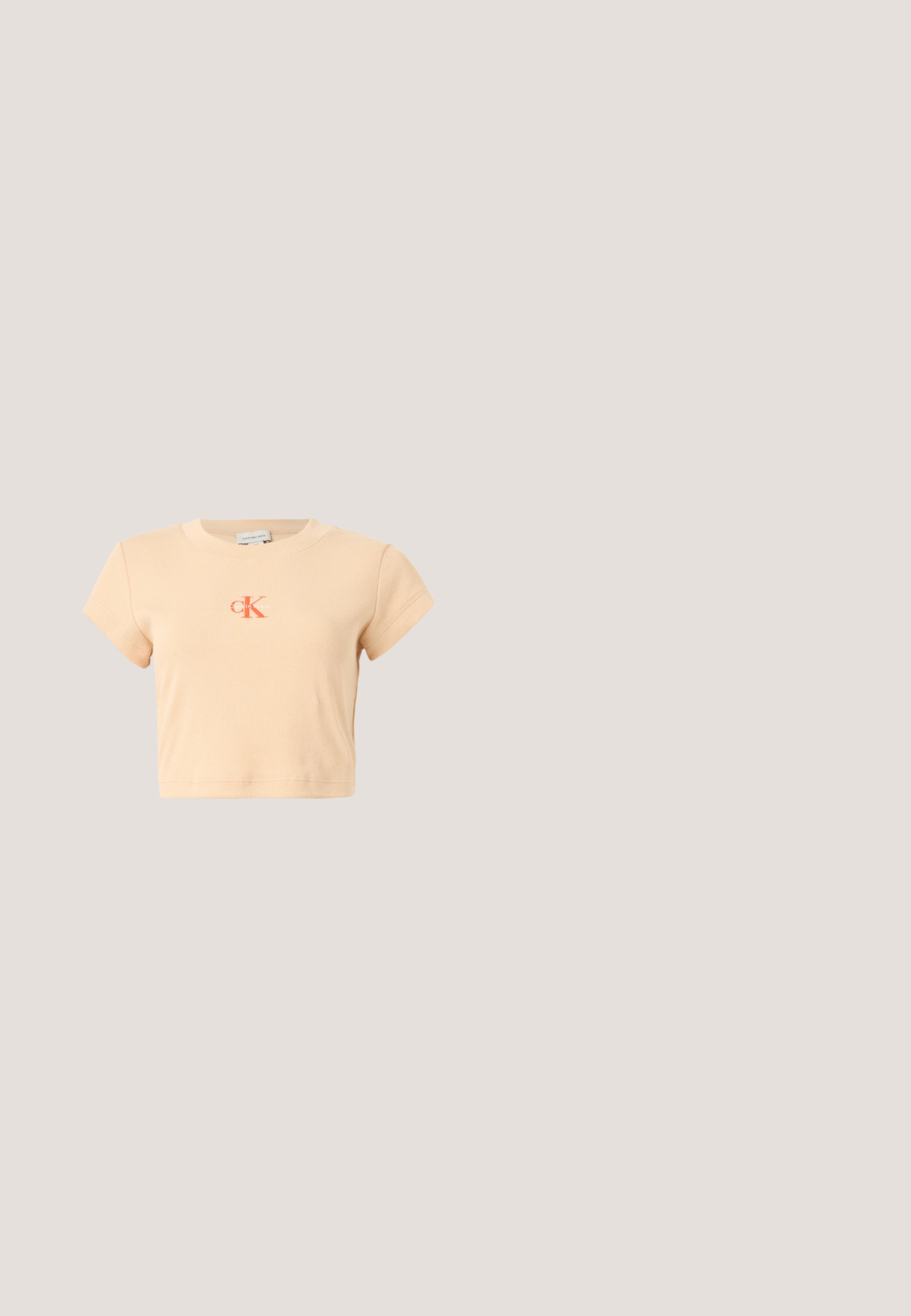 Svetloružový krátky crop top s krátkymi rukávmi vyrobený z rebrovanej bavlny, s centrálnym logom v tmavšej oranžovej farbe a minimálnymi detailmi šitia.; Modré džínsy s priliehavým strihom, rovnými nohavicami a miernym vyblednutím. Obsahujú päť vreciek a zips s gombíkovým zapínaním.; Kožená slingbacková balerína krémovej farby s zaoblenou špičkou a malým zlatým emblémom na popruhu.; Obdĺžnikové svetlé broskyňové slnečné okuliare s hrubými rámami a zodpovedajúcimi tónovanými sklami na jednoduchom svetlom pozadí.; Taupe kožená kabelka cez plece so zlatým zipsom a kovovými detailmi, zakrivenými hranami a nastaviteľným remienkom, na svetlom pozadí.; Zlaté kruhové náušnice so dvoma malými striebornými krúžkami na každej, s jemne vyrytými detailmi názvu značky, umiestnené na bielom pozadí.