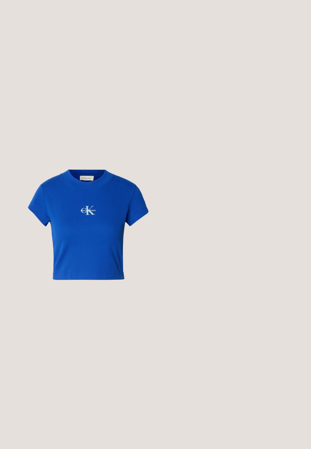Svetlo modré skrátené tričko s krátkymi rukávmi a okrúhlym výstrihom, ktoré má biele logo "CK" a text "Calvin Klein".; Svetlomodré džínsy s rovnými nohavicami, dizajnom piatich vreciek a zapínaním na gombík. Obsahujú jemné vyblednutia a hladký povrch.; Čierne kožené šľapky Calvin Klein s blokovým podpätkom, ktoré oddychujú na drevených dlaždiciach vonku blízko zelenej rastliny a šedej steny.; Čierne slnečné okuliare so štýlovým, uhlyzovaným dizajnom, tmavými sklami a kontrastným strieborným logom po stranách. Hladká plastová textura.; Čierna kožená bucket taška so sťahovacou šnúrkou na vrchu a bielym logom "cK" na prednej strane, vybavená nastaviteľným ramenným popruhom.; Prepojené leštené kovové náramky v strieborných a zlatých tónoch, jeden s vygravírovaným logom "Calvin Klein", na bielom pozadí.