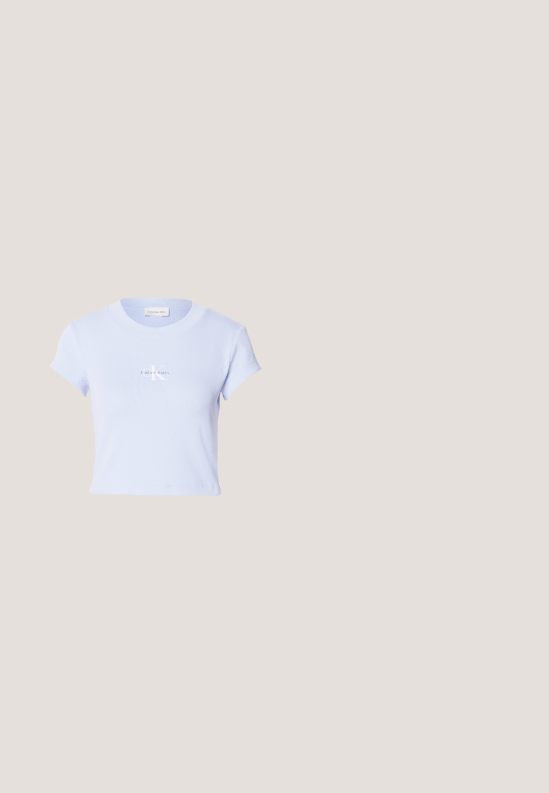 Helles blaues, kurzärmliges, kurzes T-Shirt mit gerippter Textur und einem weißen, auf der Vorderseite gedruckten Logo mit der Aufschrift "Calvin Klein".; Hellblauer Jeansrock mit tailliertem Design, zwei Fronttaschen, Knopfverschluss an der Oberseite und kontrastierenden Stickdetails.; Braune Lederknief boots mit quadratischer Spitze, schwarzem Gummisohle und verstellbarem Riemen mit Schnalle. Tragen mit einem grauen Nadelstreifenrock.; Quadratische Sonnenbrille mit einem rosafarbenen transparenten Rahmen und verlaufenden lila Gläsern. Goldene Akzente an den Bügeln mit strukturiertem Muster und grünen Details.; Blaue, rechteckige Denim-Umhängetasche mit weißem geometrischem Stickmuster und Reißverschluss.; Paar kleine Ohrringe in Herzform aus goldfarbenem Metall mit einer vertikalen Linienverzierung und eingraviertem Text auf jeder Seite.