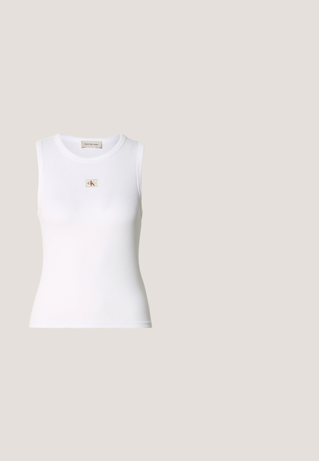 Camiseta sin mangas blanca con canalé y etiqueta de Calvin Klein Jeans en el pecho y etiqueta interior en el cuello.; Falda midi de mezclilla en azul medio con corte recto, cierre delantero de botones, dos bolsillos laterales y costuras visibles para dar textura.; Sandalia negra de tacón tipo tanga de Calvin Klein flotando sobre una superficie exterior de azulejos, con vegetación y una pared de hormigón al fondo.; Gafas de sol negras con un diseño elegante y angular, lentes oscuros y un logo plateado en contraste en el lateral. Textura de plástico suave.; Bolso rectangular blanco de Calvin Klein con un solo asa, diseño minimalista y borlas decorativas con un charm metálico geométrico en el lateral.; Pendientes circulares de oro con dos pequeños anillos de plata en cada uno, que muestran detalles sutiles del nombre de la marca grabado, colocados sobre un fondo blanco.