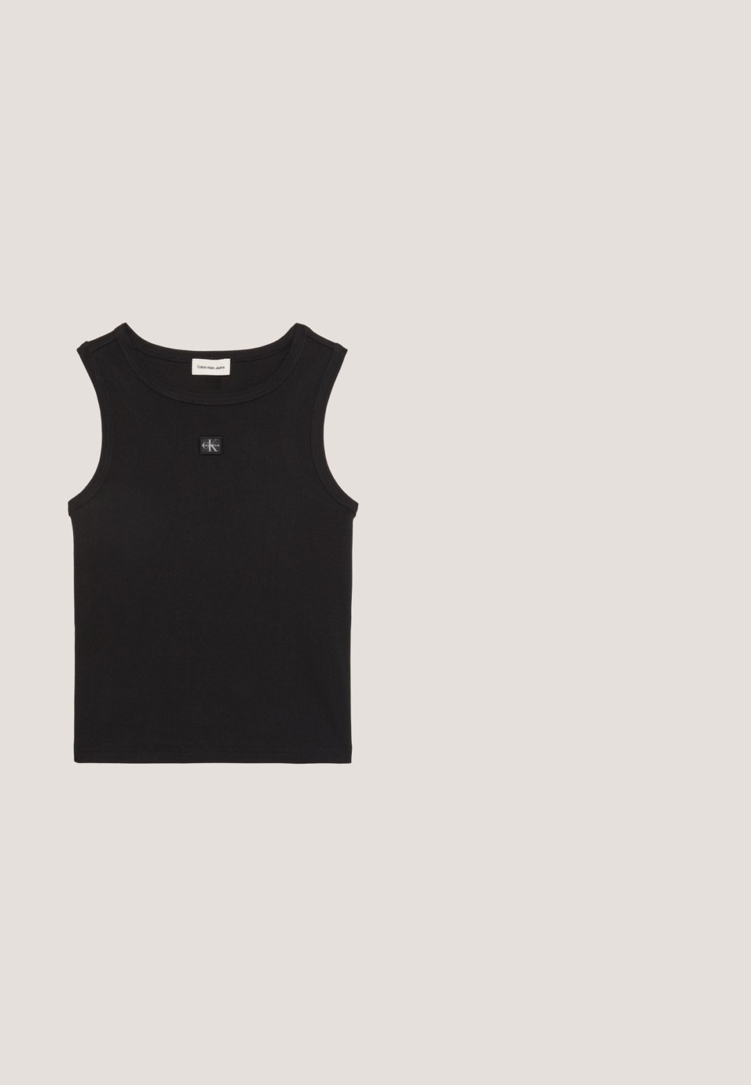 Sort ribbet, ærmeløs top med rund halsudskæring, Calvin Klein Jeans-mærke inde i kraven og lille CK-logo-patch på brystet.; Sorte højtaljede slim-fit jeans med frontknap, bæltesløjfer og fem-lomme design på hvid baggrund.; Sort læder Calvin Klein slip-on mule med blokhæl, der hviler på trætøj udendørs nær en grøn plante og en grå væg.; Sorte firkantede solbriller med gradient grå linser. Blank ramme med rene linjer. Sølvlogo-aksecent på stængerne.; Sort læder bucket taske med snørelukning på toppen og hvidt "cK" logo foran, med justerbar skulderrem.; Sølv firkantede manchettknapper med en poleret overflade, prydet med de indgraverede bogstaver "CK" på den ene side og en afrundet detalje på toppen.