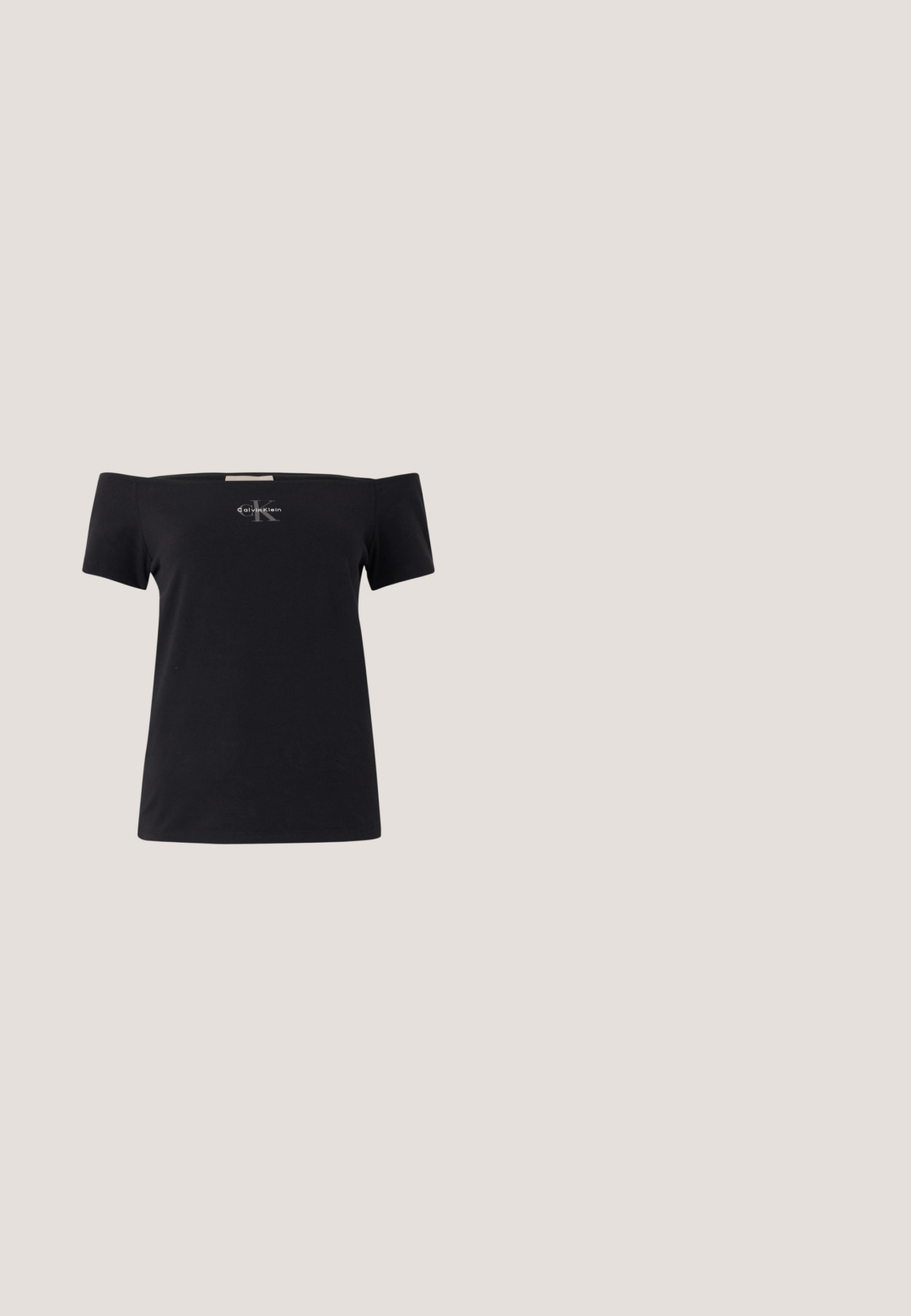 Čierne tričko s odhalenými ramenami vyrobené z bavlny s krátkymi rukávmi. Na prednej strane je malé šedé logo Calvin Klein.; Modré džínsy s priliehavým strihom, rovnými nohavicami a miernym vyblednutím. Obsahujú päť vreciek a zips s gombíkovým zapínaním.; Čierne kožené šľapky Calvin Klein s blokovým podpätkom, ktoré oddychujú na drevených dlaždiciach vonku blízko zelenej rastliny a šedej steny.; Čierne slnečné okuliare s hranatým rámom, tmavé šošovky, matný povrch a strieborný detail loga CK na bočnej strane.; Čierna kožená bucket taška so sťahovacou šnúrkou na vrchu a bielym logom "cK" na prednej strane, vybavená nastaviteľným ramenným popruhom.; Čierne zŕnené kruhové náušnice s lesklým povrchom a akcentmi zo strieborného tónu. Kruhový tvar s výrezom a uzavretím na klip.