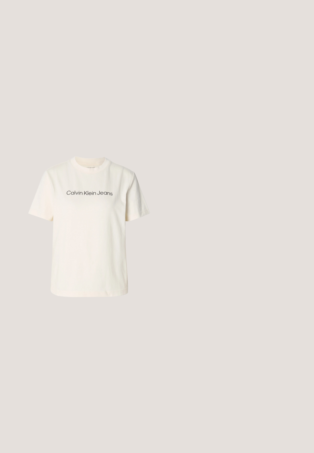 Kremfarvet bomulds-T-shirt med korte ærmer og rund halsudskæring. Har "Calvin Klein Jeans"-logo i sort tværs over brystet.; Hudfarvede formende shorts med en mellemhøj talje-design, der har gennemsigtige paneler og en glat tekstur for et sømløst look.; Beige ruskind ballerina med rund tå, flad sål og minimalistisk design. Glat tekstur uden synligt hardware eller udsmykninger.; Rektangulære lyse ferskenfarvede solbriller med tykke stel og matchende tonede linser på en ensfarvet lys baggrund.; Blød lyserød skuldertaske i halvmåneform med justerbar snorrem, metalstopper og diskret præget "cK" logo midt foran.; Tynd sølvkæde med et lille rundt sølvvedhæng, sikret med en karabinhage på en ensartet hvid baggrund.
