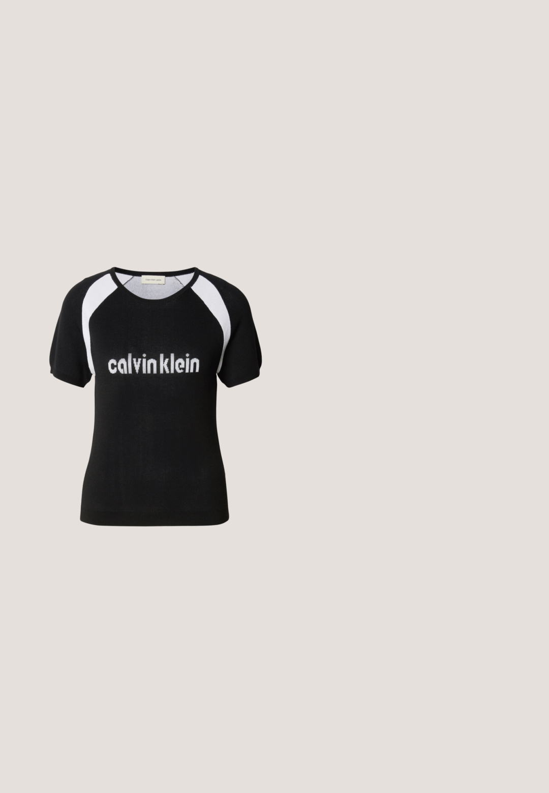 Sort strikket kortærmet top med hvide raglanærmer. Har "calvinklein" tekst i hvidt over brystet. Rund halsudskæring. Blød tekstur.; Sorte sweatpants med elastisk talje, løse ben og en lille logo detalje på venstre side. Glat stof tekstur.; Hvid lavtop-sneaker med snørelukning, tyk sål og glat overdel, vist fra ydersiden mod en ensartet lys baggrund.; Sorte solbriller med et strømlinet, vinklet design, mørke linser og et kontrasterende sølvlogo på siden. Glat plastoverflade.; Sort rektangulær Calvin Klein håndtaske med enkelt toprem, sølvlogo vedhæng og lille klaplukning foran.; Sølv metal hoop øreringe med et tekstureret design, der har en lille post bagpå og branding på en af øreringene. Rund form med en poleret overflade.