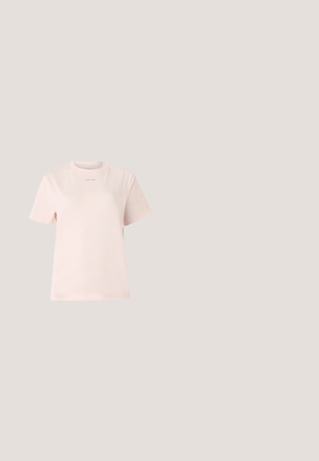 Svetloružové bavlnené tričko s okrúhlym výstrihom, krátkymi rukávmi a malým logom "Calvin Klein" natlačeným v zodpovedajúcej farbe na hrudi.; Modré džínsy s priliehavým strihom, rovnými nohavicami a miernym vyblednutím. Obsahujú päť vreciek a zips s gombíkovým zapínaním.; Biela sandála na podpätku kitten s remienkami a zašpicatenou špičkou, lietajúca nad drevenou dlažbou vonku s rozmazaným pozadím rastlín a steny.; Obdĺžnikové svetlé broskyňové slnečné okuliare s hrubými rámami a zodpovedajúcimi tónovanými sklami na jednoduchom svetlom pozadí.; Krémovohnedá kožená kabelka cez rameno s nastaviteľným popruhom a ražovaným logom "cK" na prednej strane, so zipsovým zatváraním.; Calvin Klein SPIRAL - Náramok - silver-coloured