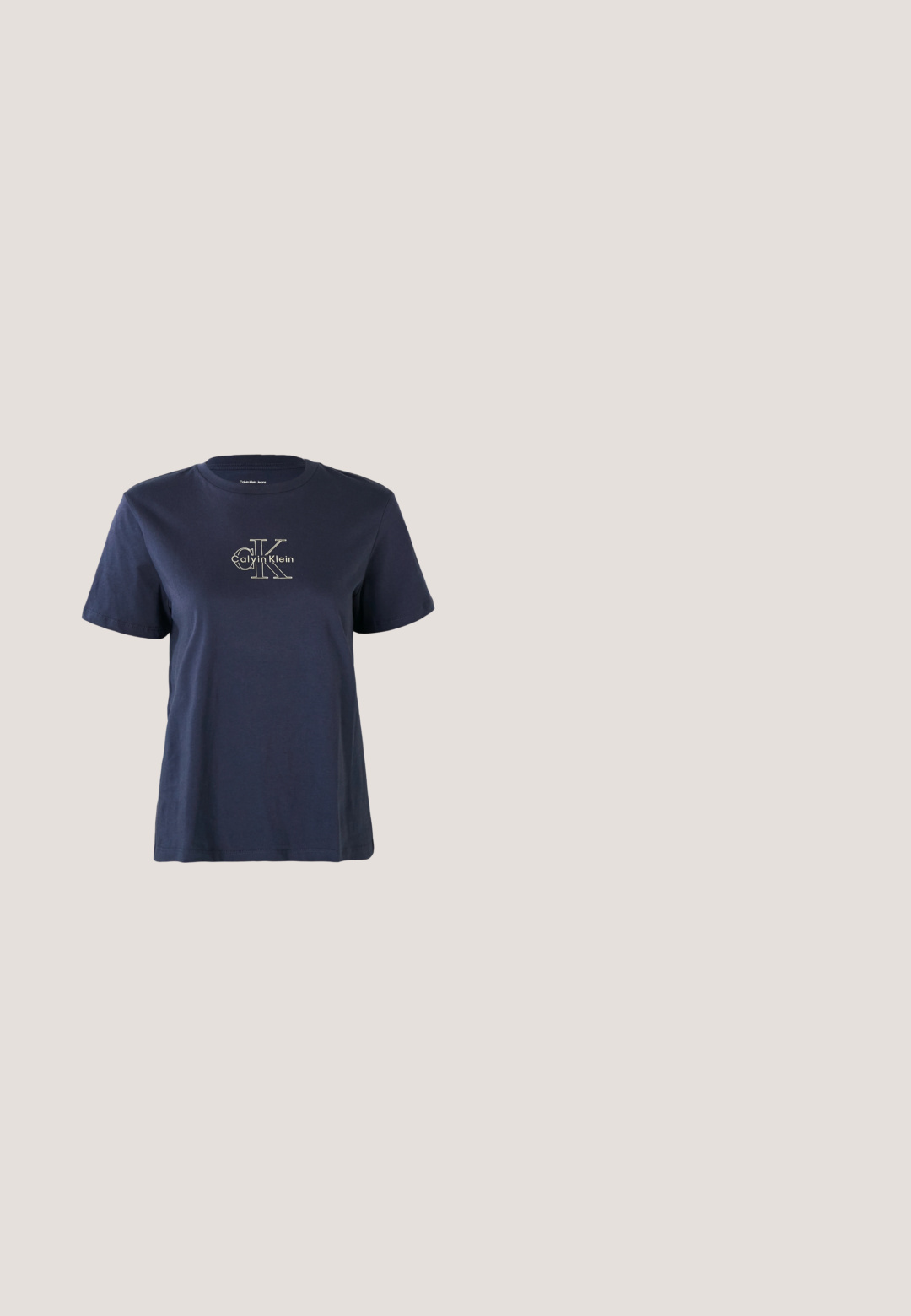 Navyblaue Baumwoll-T-Shirt mit kurzen Ärmeln, das auf der Vorderseite ein kleines weißes "Calvin Klein"-Logo in der Mitte trägt. Rundhalsausschnitt, lässige Passform.; Hellblaue Jeans mit hoher Taille und geradem Bein, vorne mit Knopf, Gürtelschlaufen und klassischem Fünf-Taschen-Design auf einfarbigem Hintergrund.; Graue Wildledersneaker mit strukturiertem Obermaterial, ausgestattet mit cremefarbenen Streifen und Schnürsenkeln sowie einer Sohle aus Gummi für besseren Halt. Klassisches sportliches Design.; Dunkelbraune Lederschultertasche mit goldenem Reißverschluss und Verschluss, verstellbarem dünnem Riemen und kleinem Logodetail vorne.; Calvin Klein SPIRAL - Armband - silver-coloured; Heller Leder Gürtel mit glatter Textur, ausgestattet mit einer goldenen geometrischen Schnalle und einer einzelnen Schlaufe zur Anpassung.