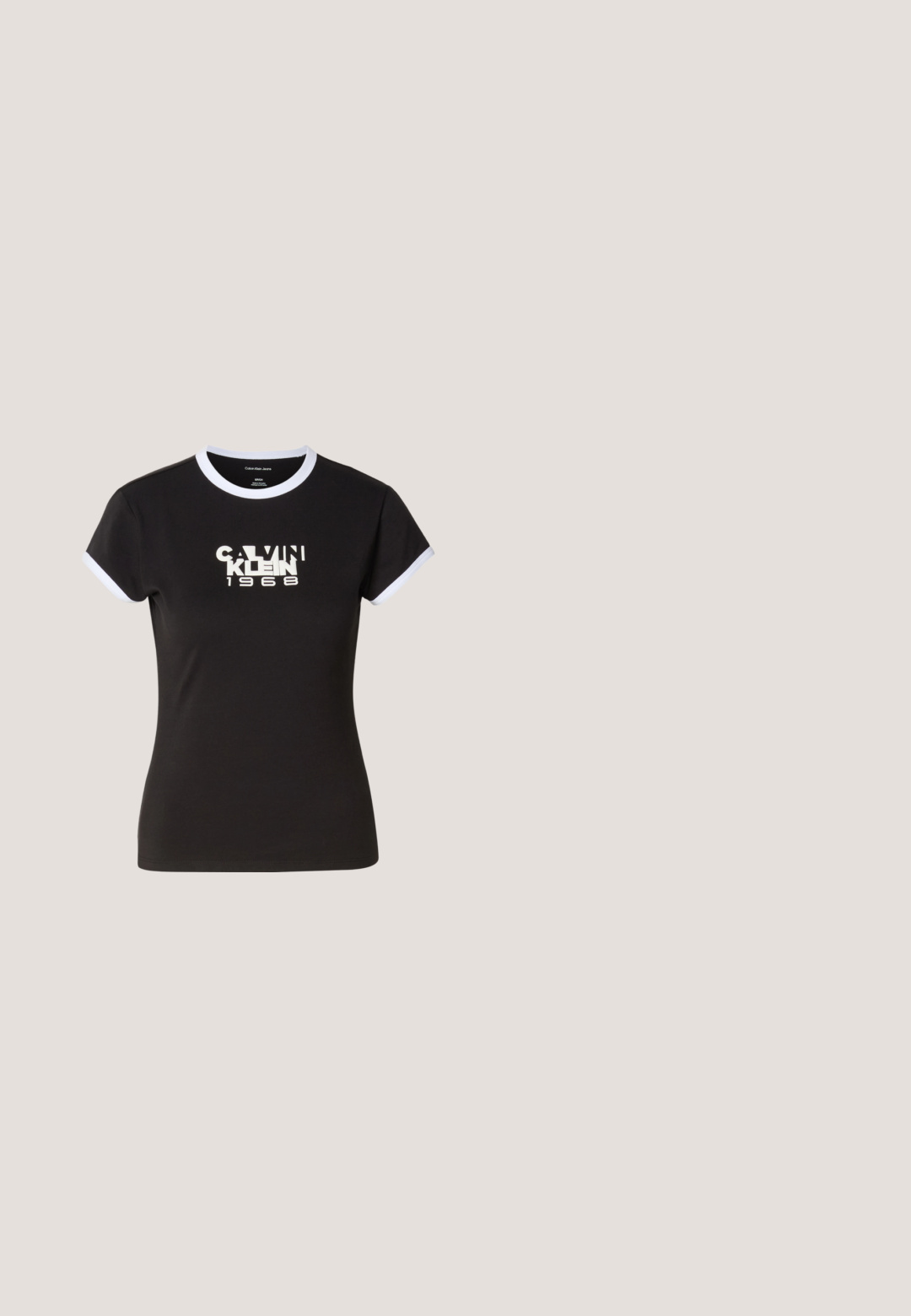 Camiseta negra con detalles en blanco, que presenta un gráfico audaz de Calvin Klein 1968 en el centro. Fabricada en algodón, de manga corta.; Vaqueros negros de corte ajustado con botón y cremallera delanteros, con bolsillos delanteros y traseros y una pequeña etiqueta en el bolsillo delantero derecho.; Mule tipo slip-on de cuero negro de Calvin Klein con tacón de bloque descansando sobre baldosas de madera al aire libre cerca de una planta verde y una pared gris.; Gafas de sol cuadradas negras con lentes degradados grises. Montura brillante con líneas elegantes. Acento de logo plateado en las patillas.; Bolso de hombro de cuero blanco con cierre de cremallera, forma curva y logo CK en relieve en la parte delantera.; Pendientes aros de metal plateado con un diseño texturizado, que cuentan con un pequeño respaldo de clip y una marca en uno de los aros. Forma redondeada con un acabado pulido.