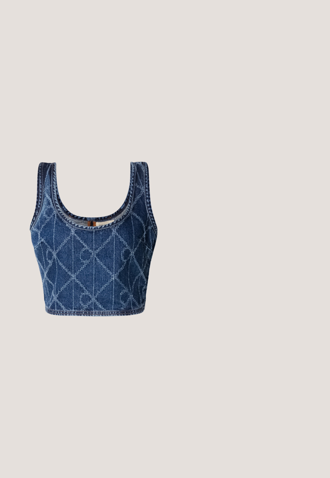 Denim crop top met een ronde hals, voorzien van een diamanten patroon geborduurd in lichter blauw, en afgewerkte randen met contrasterende draad.; Lichtblauwe denim wijde jeans met hoge taille, rafelrand en vijf zakken. De verslete textuur voegt diepte toe aan de stof.; Zwarte leren slingback schoen met een spitse neus, subtiele glans en een verstelbare enkelband. Platte hak met een brown inlegzool.; Zwarte cat-eye zonnebril met een glanzende afwerking, donkere lenzen en een "cK" logo op de poot. Hoekig ontwerp en dikke monturen.; Kleine witte handtas in de vorm van een halve maan met een kort hengsel, ritssluiting en zwart "cK" logo aan de voorkant.; Zilveren metalen hoepel oorbellen met een gestructureerd ontwerp, voorzien van een kleine post achter en branding op een van de hoepels. Ronde vorm met een gepolijste afwerking.