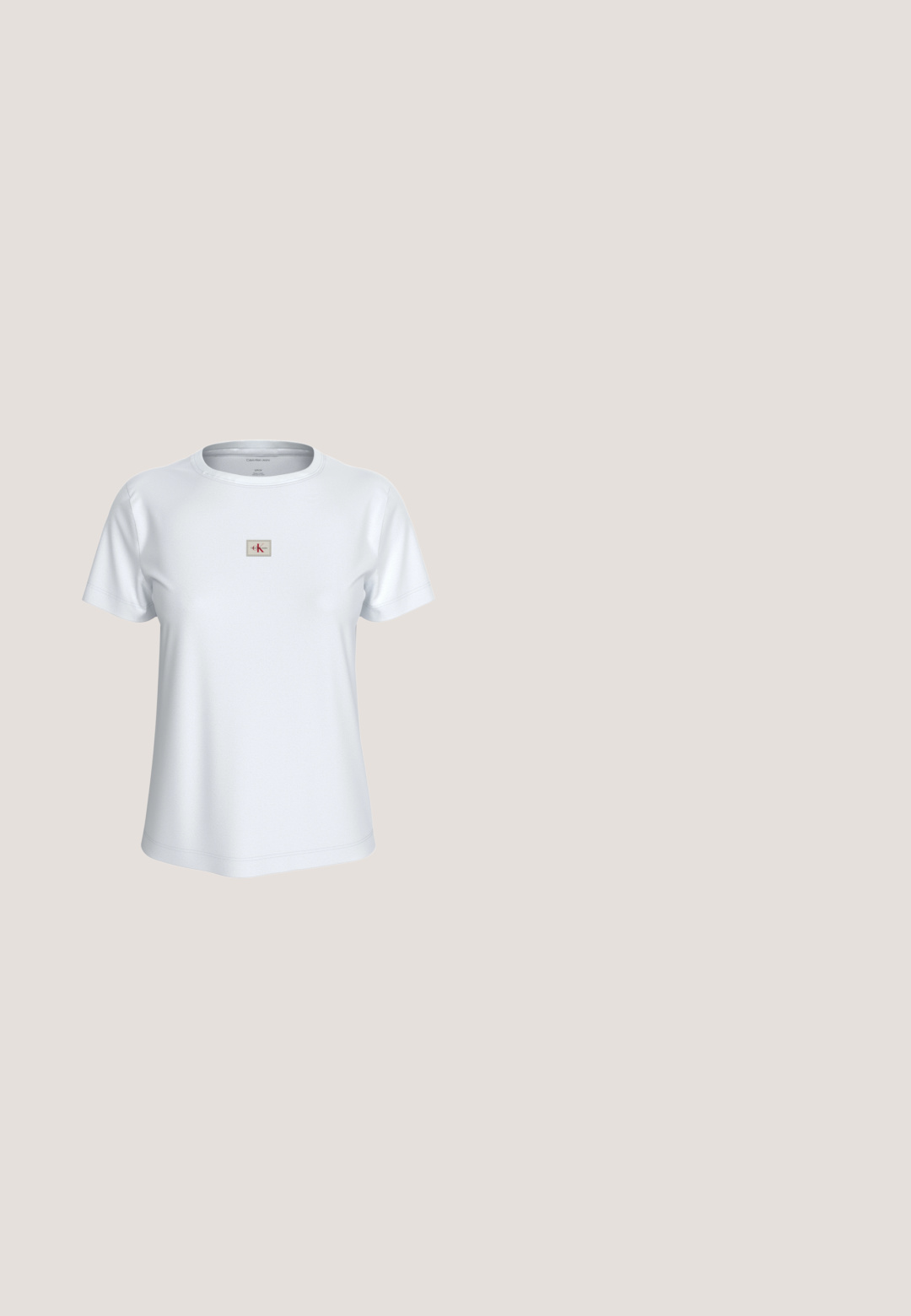 Hvid T-shirt med korte ærmer og rund hals med lille rektangulært Calvin Klein Jeans-logo placeret midt på brystet.; Blå højtaljede lige jeans med frontknap og lynlås, bæltestropper og lommer, præsenteret på en ensfarvet hvid baggrund.; Hvid sandal med stropper og kitten-hæl med spids tå, svævende over et trægulv udendørs med en sløret plante og væg i baggrunden.; Rektangulære lyse ferskenfarvede solbriller med tykke stel og matchende tonede linser på en ensfarvet lys baggrund.; Lille hvid halvmåneformet håndtaske med kort rem, lynlås og sort "cK"-logo foran.; Sammenflettede polerede metalarmbånd i sølv- og guldfarver, et med indgraveringen "Calvin Klein" logo, på en hvid baggrund.